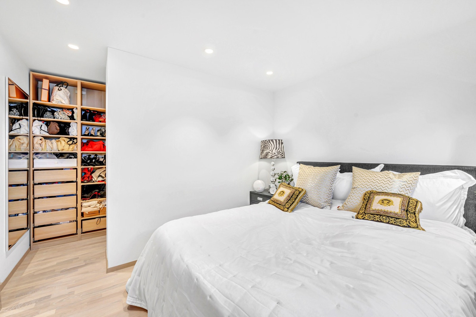 Soverom i 5.etg er på 15 kvm med praktisk garderobeløsning. Galleribilde