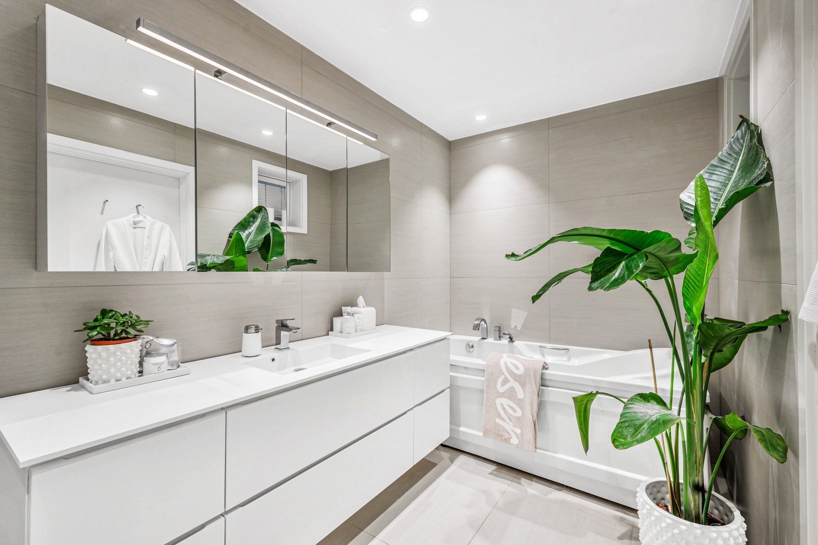 Lekkert baderom som ble oppgradert i 2019 i fine materialvalg. Galleribilde