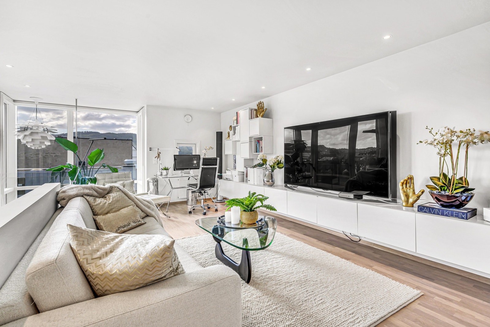 Herlig stue med god plass til både sofagruppe og kontorsone. Galleribilde