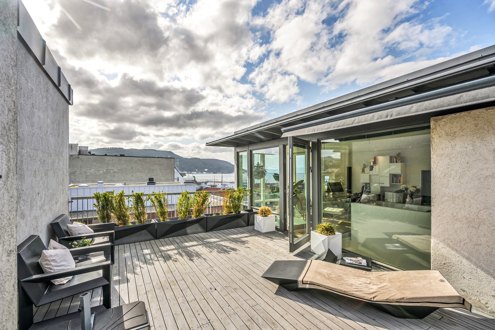 Leiligheten byr på flere uteplasser, store oppholdsrom, parkering i kjeller og fantastiske sol- og utsiktsforhold. Galleribilde