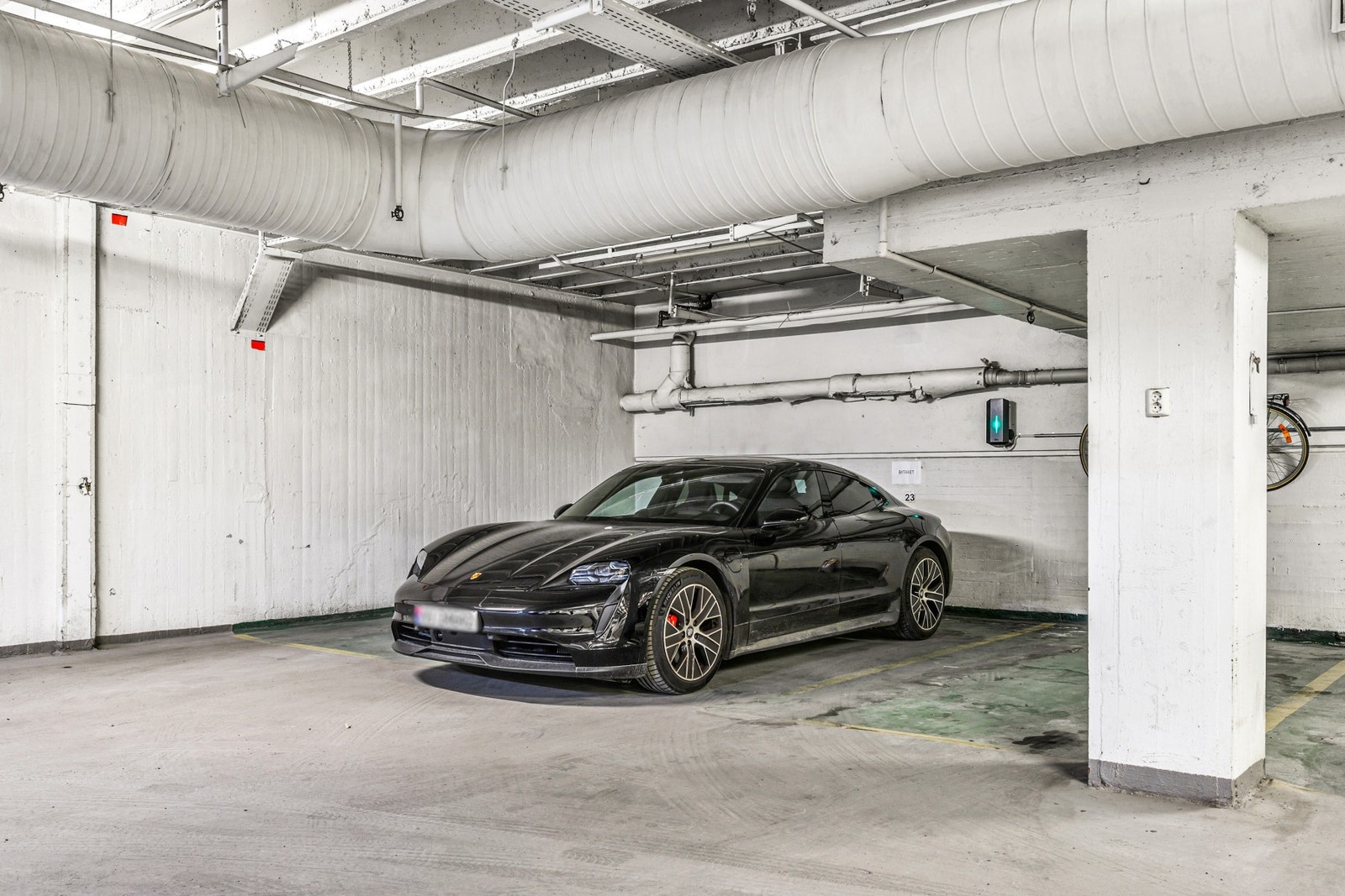 Leiligheten disponerer egen p-plass i kjeller. Galleribilde