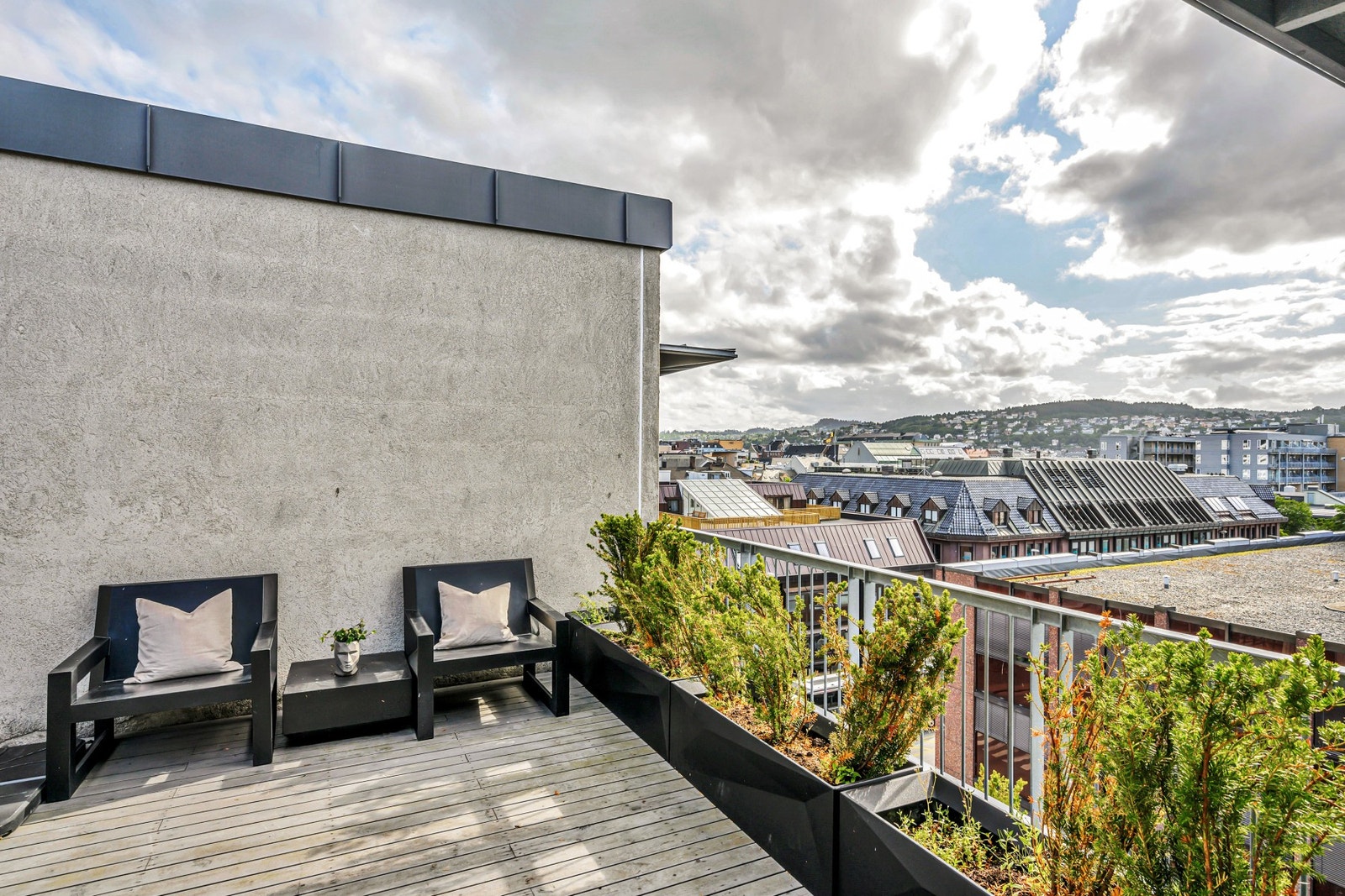 Toppleiligheten har to store uteplasser på totalt 70 kvm, noe som er ypperlig å benytte i sommerhalvåret. Galleribilde