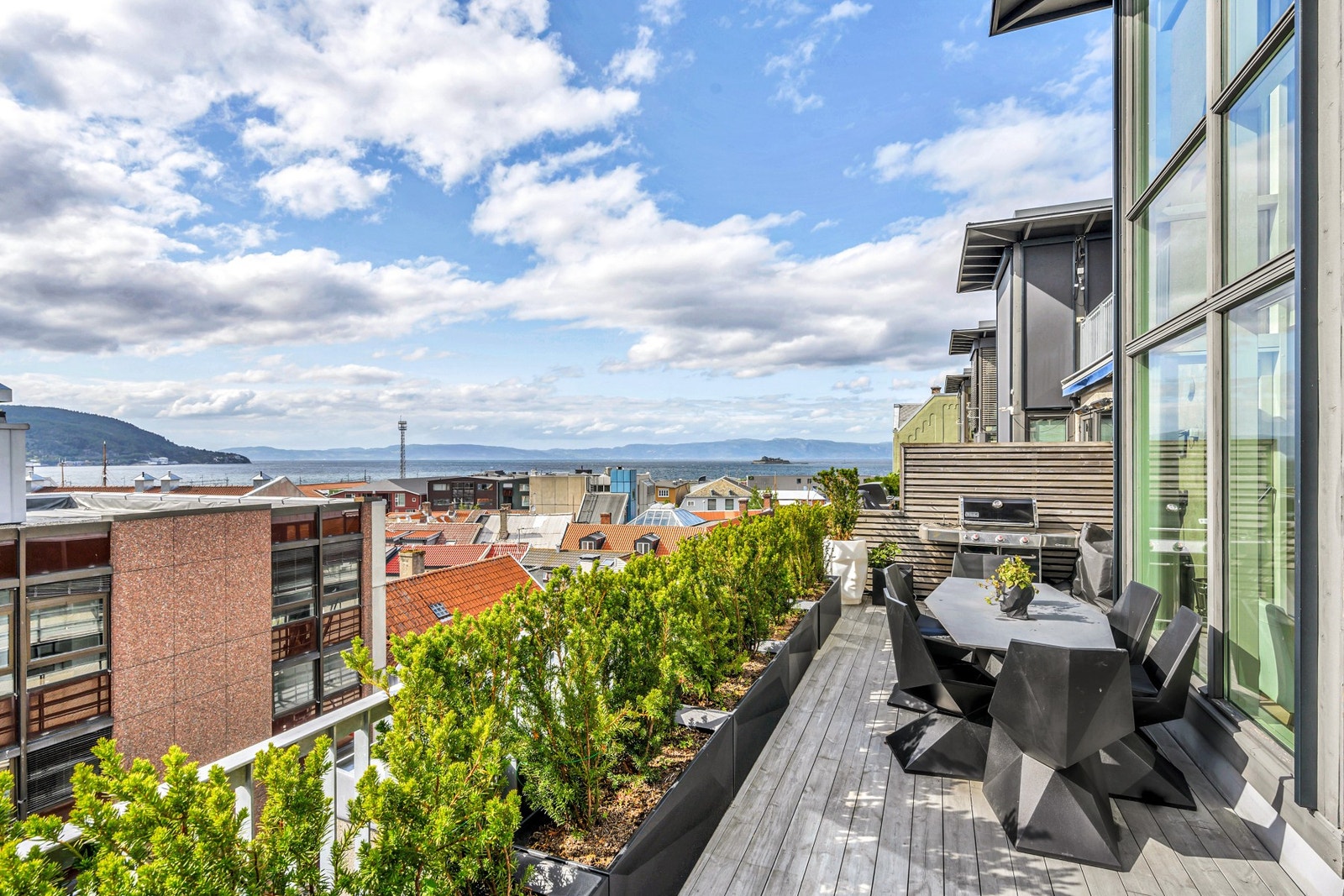 EiendomsMegler 1 ved Markus Tangvik har gleden av å presentere en fantastisk toppleilighet i Olav Tryggvassons gate 28 i Trondheim sentrum. Galleribilde