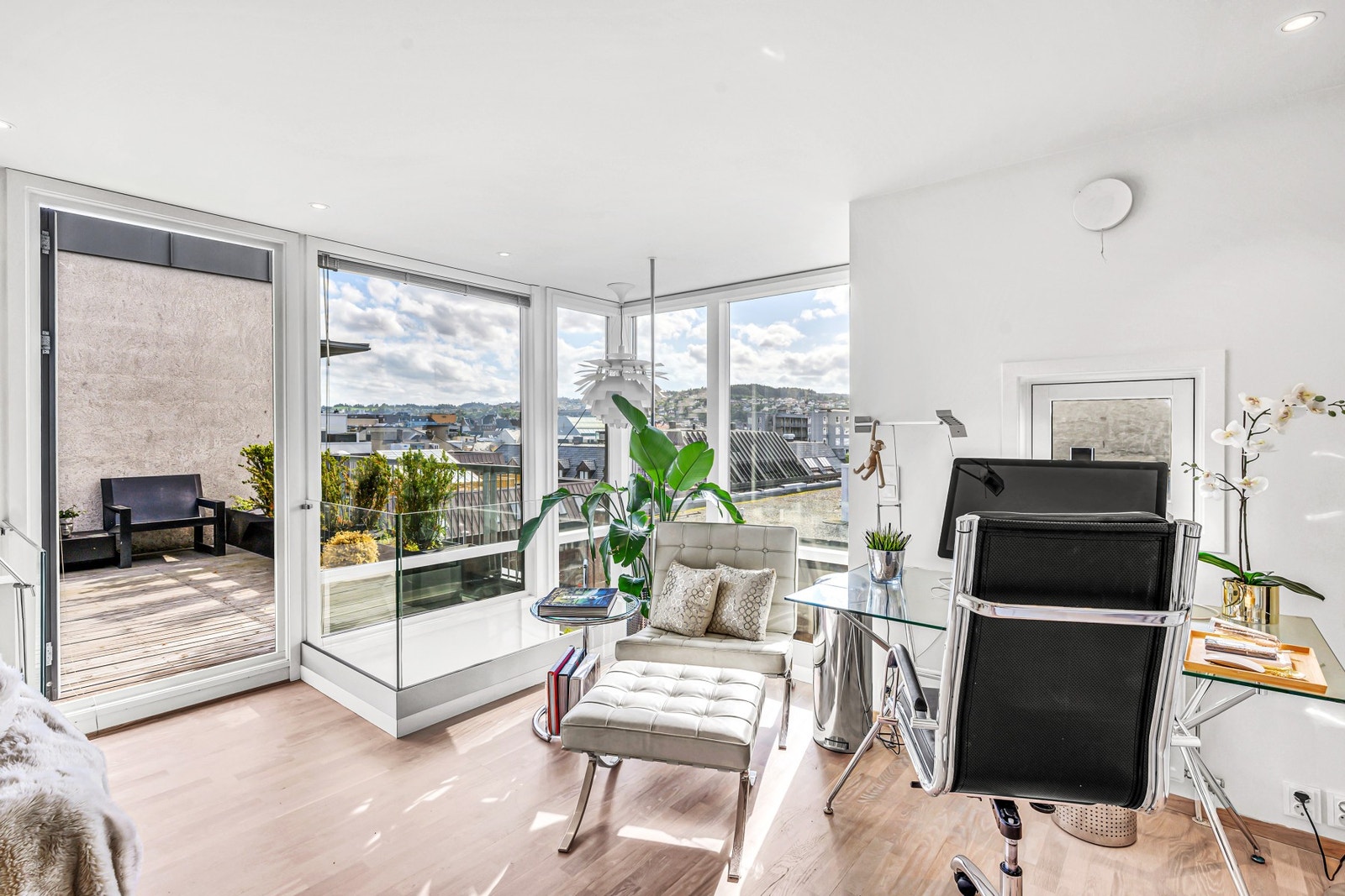 Direkte utgang til fantastisk takterrasse på hele 40 kvm. Galleribilde