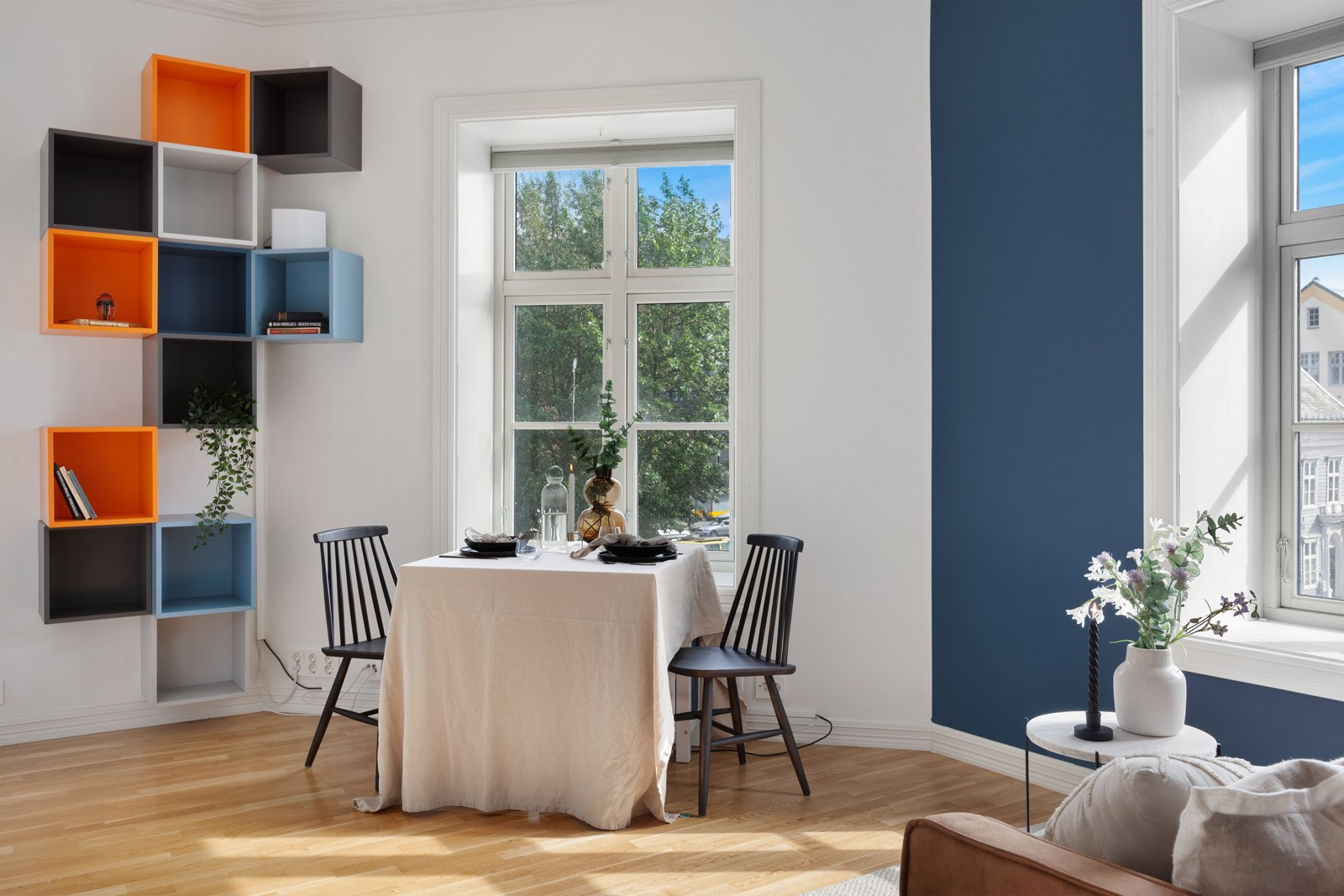 Plass til spisebord - her kan man nyte morgenkaffe mens man ser utover Storgata