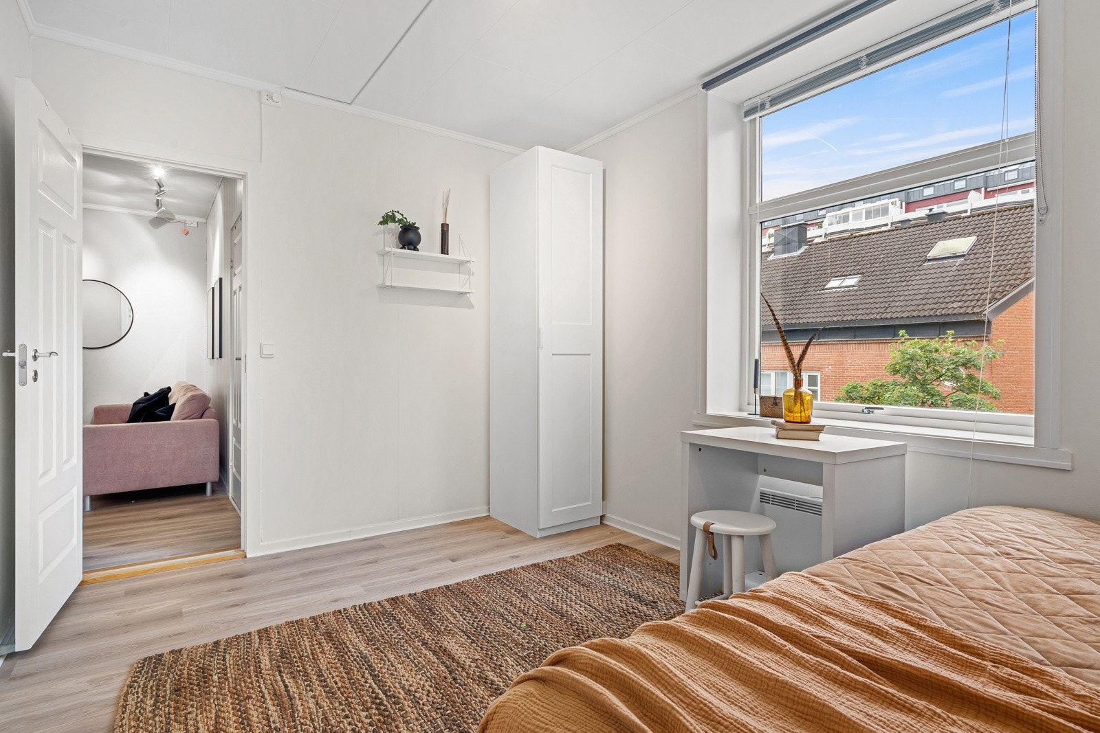 Leiligheten ligger i 2. etasje, skjermet fra sjenerende støy og innsyn Galleribilde