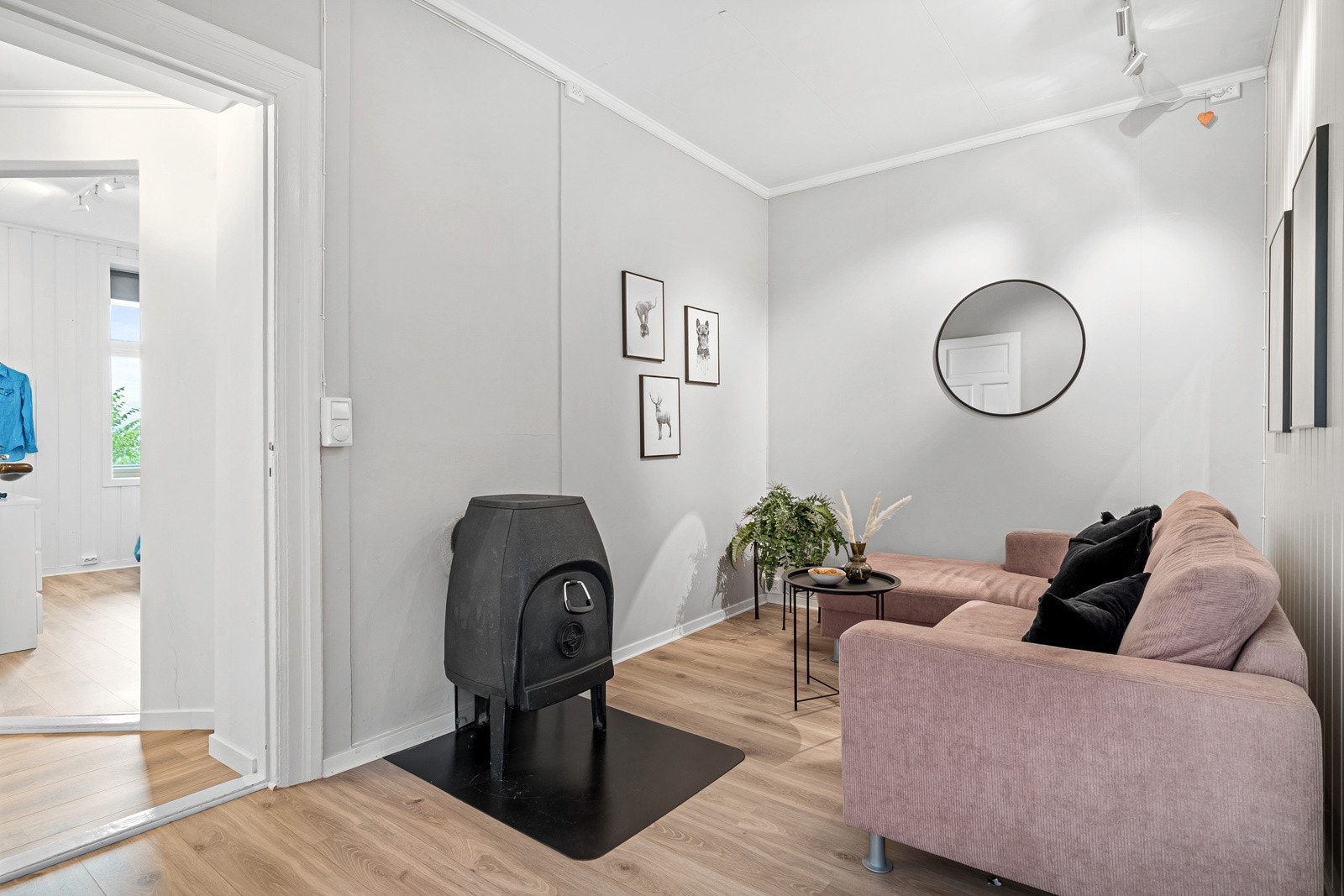 Innredet rom på 9 kvm som i dag benyttes som stue med vedfyring som skaper en behagelig atmosvære og bidrar til lavere strømkostnader Galleribilde