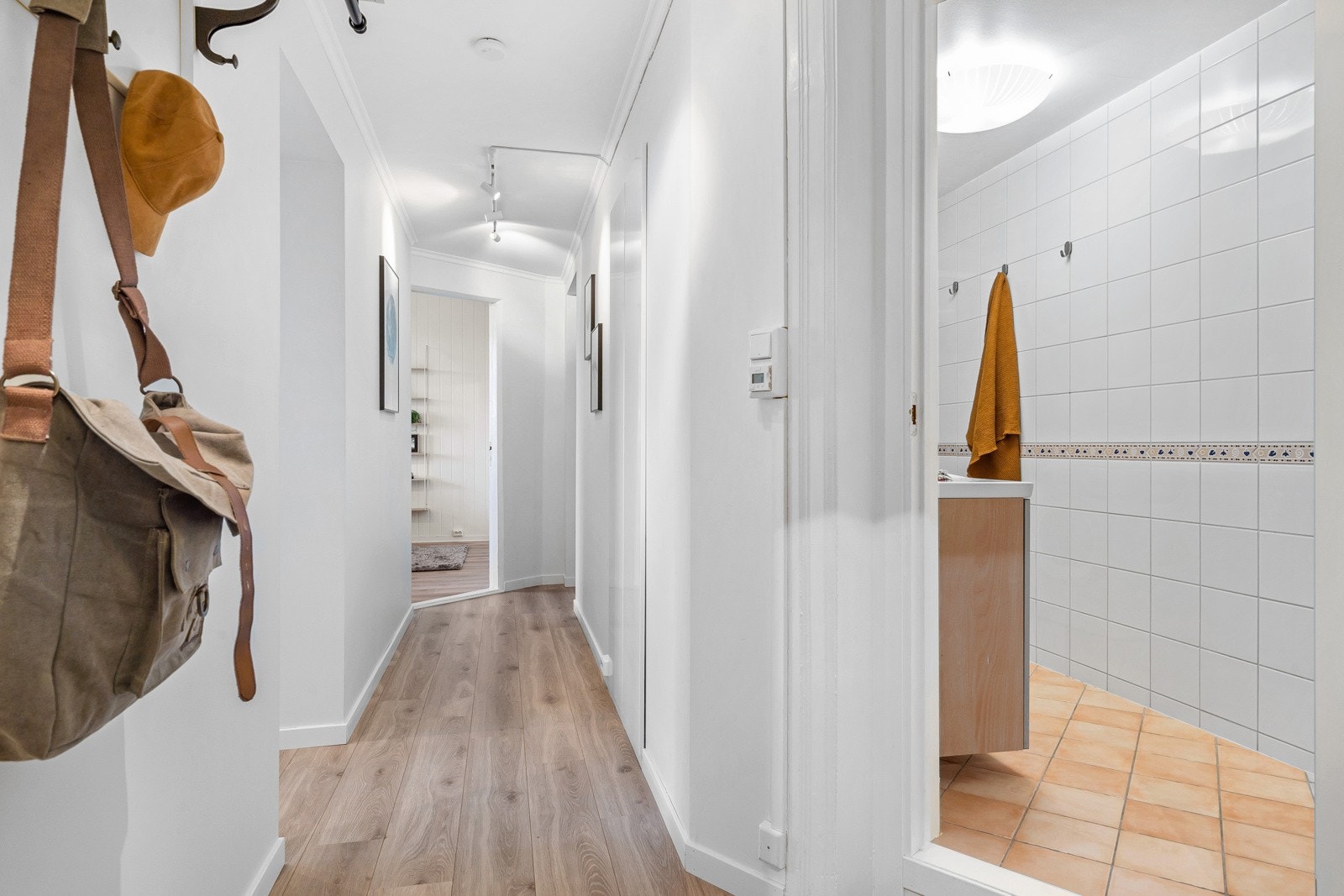 En lys og romslig entré gir et flott førsteinntrykk av leiligheten Galleribilde