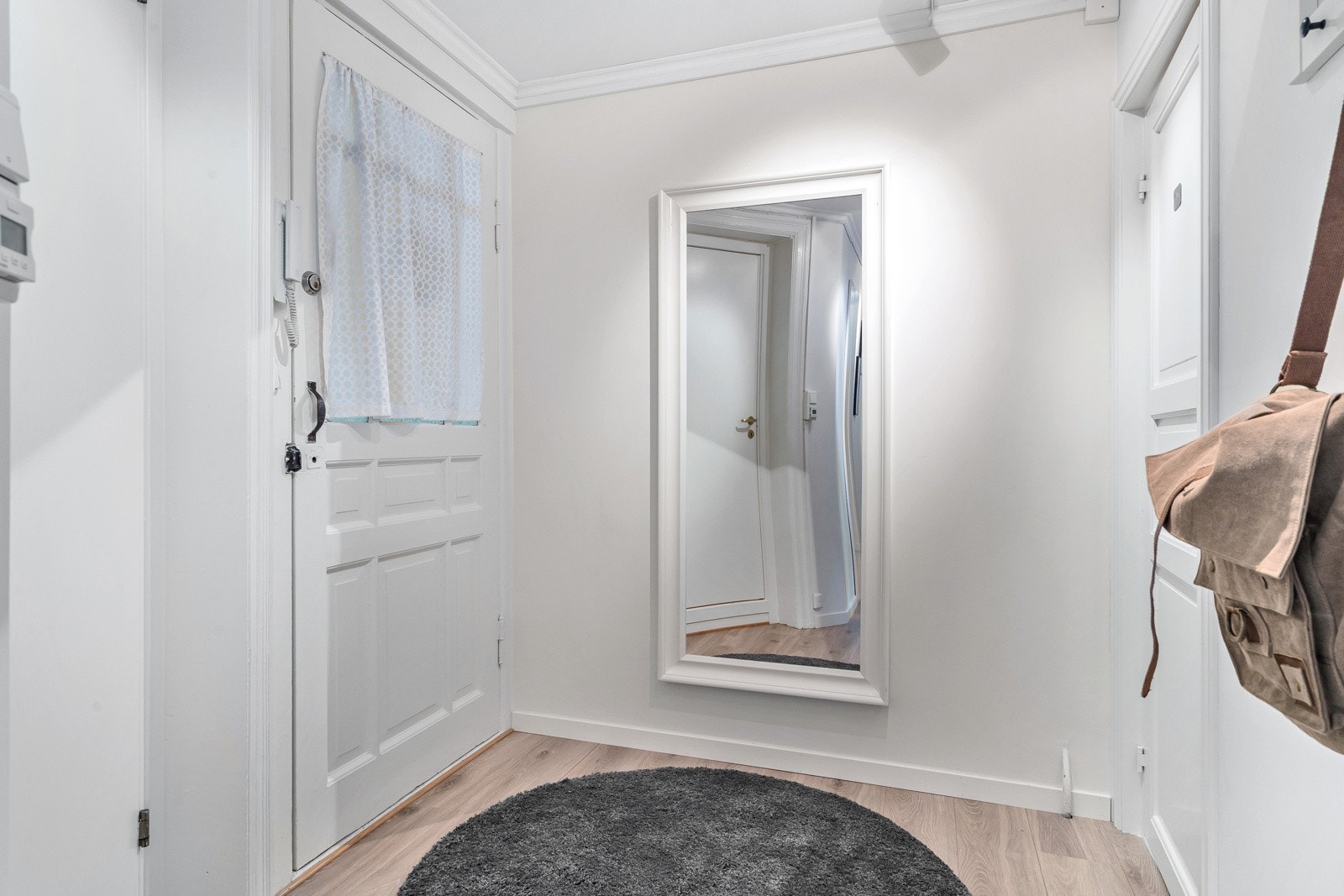 Inngangspartiet er på 8 kvm med spotter i tak og god plass til oppbevaring av yttertøy og sko Galleribilde