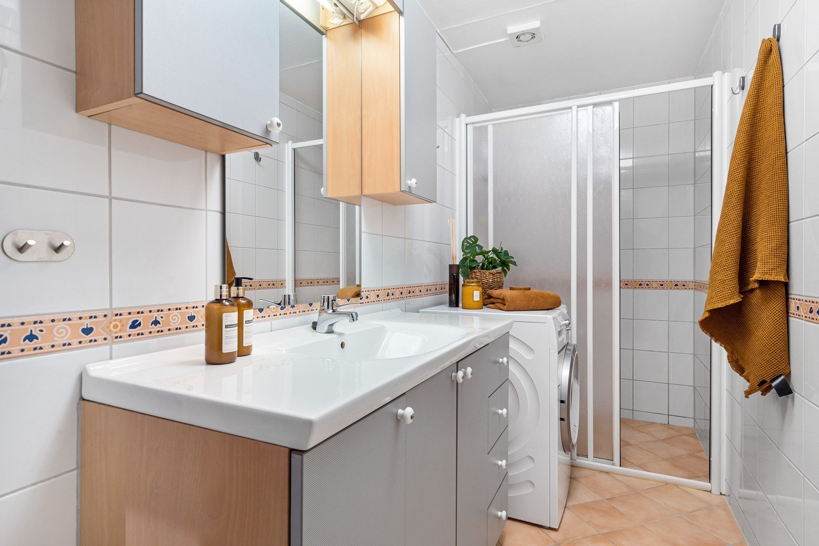 Lekkert flislagt bad på 5 kvm med dusjhjørne, varmekabler i gulv og opplegg for vaskemaskin Galleribilde