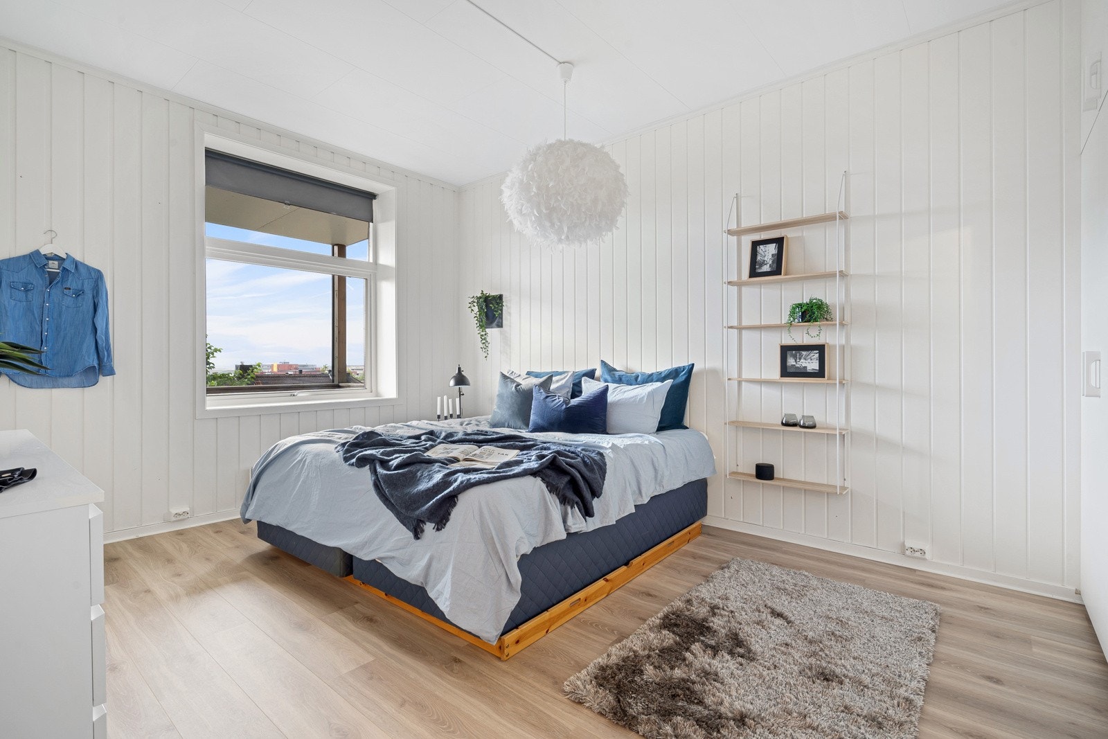 Stort hovedsoverom på hele 16 kvm med spotter i tak og god plass til dobbelseng og tilhørende møblement, samt garderobeløsning Galleribilde