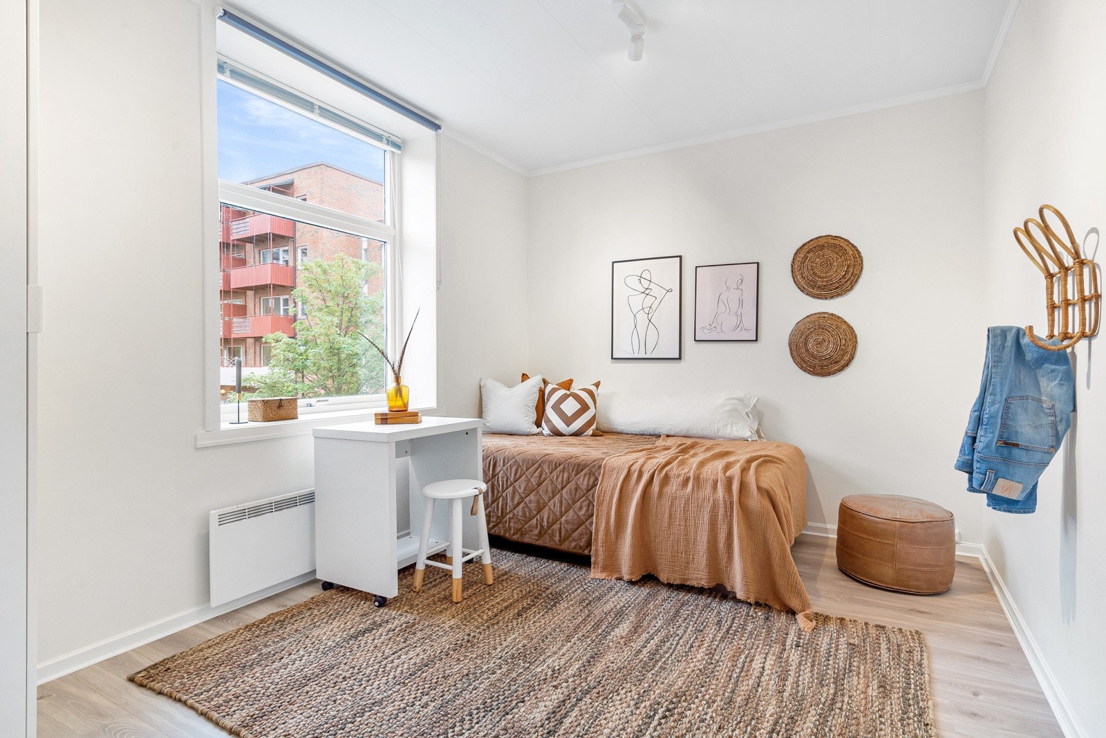 Soverom 2 er på 12 kvm og har spotter i tak Galleribilde