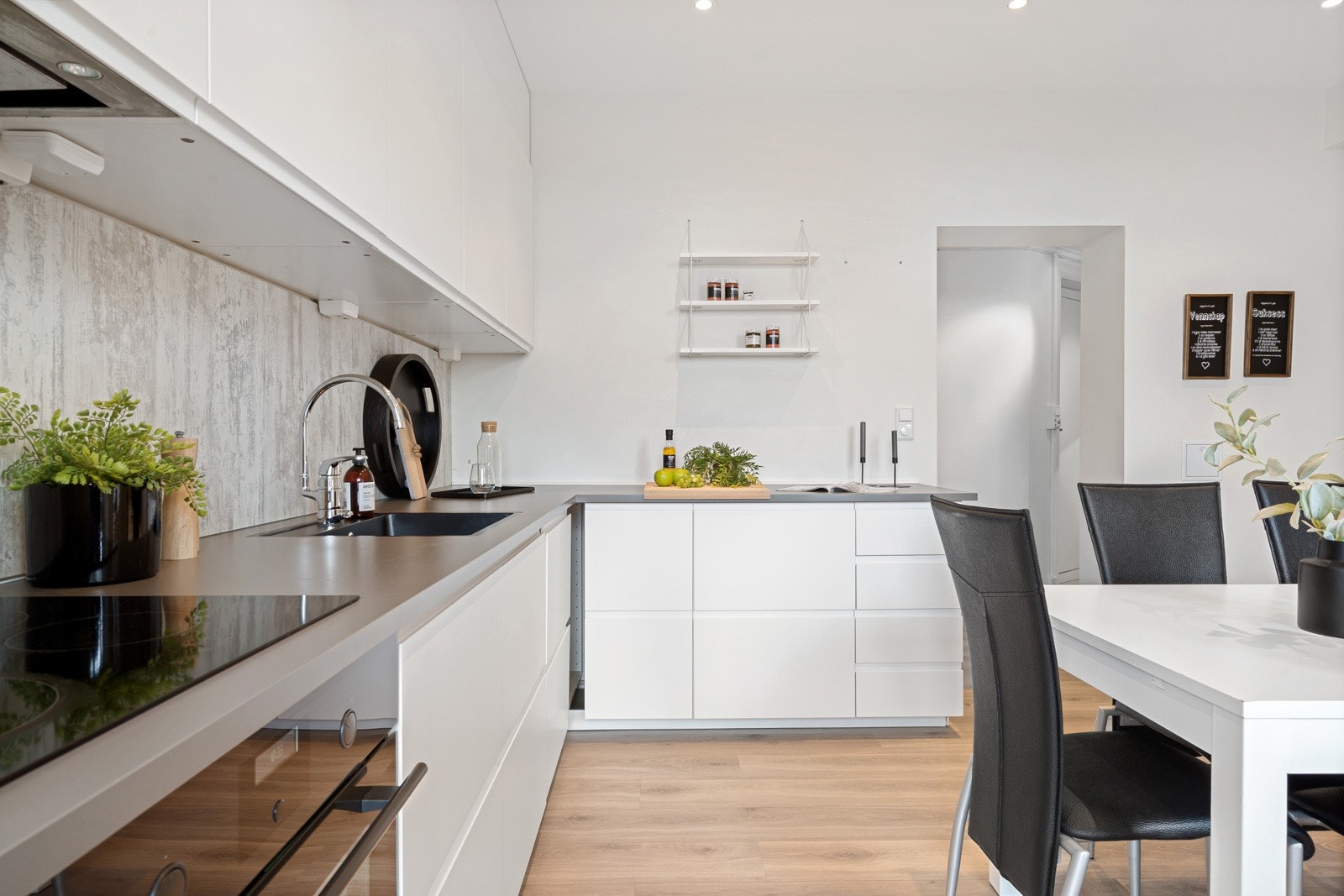 Kjøkkeninnredningen er fra 2017 og er preget av en moderne stil med svært god skap- og benkeplass Galleribilde