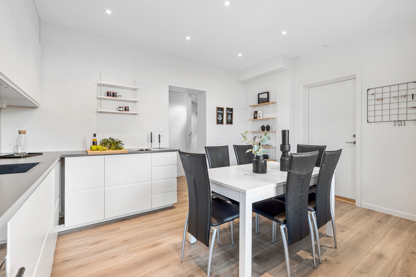 Her får du et flott adskilt kjøkken på 16 kvm med god plass til spisebord i tilknytning Galleribilde