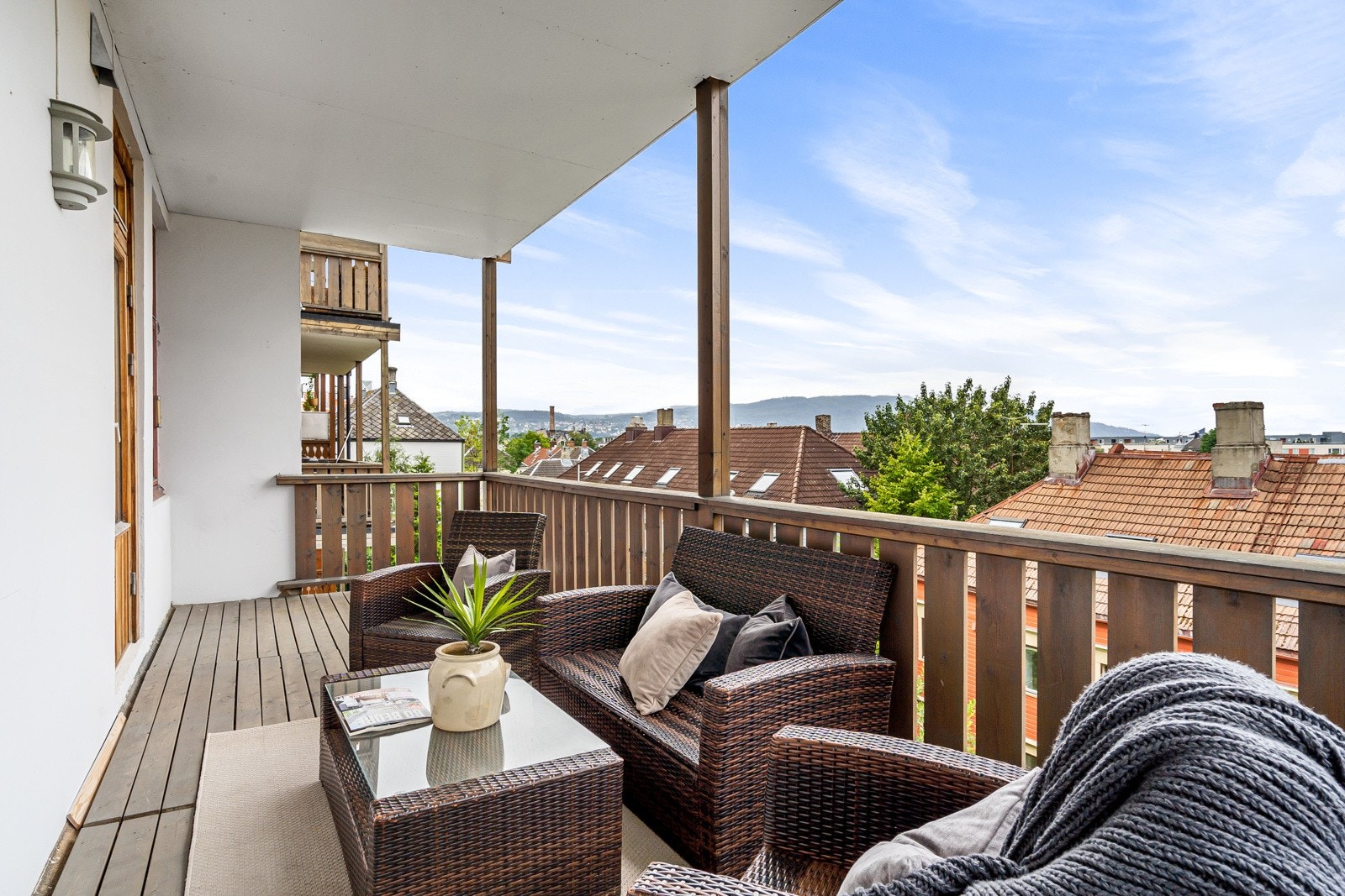 Balkongen er på hele 16 kvm med god plass til både utemøblement og grill Galleribilde