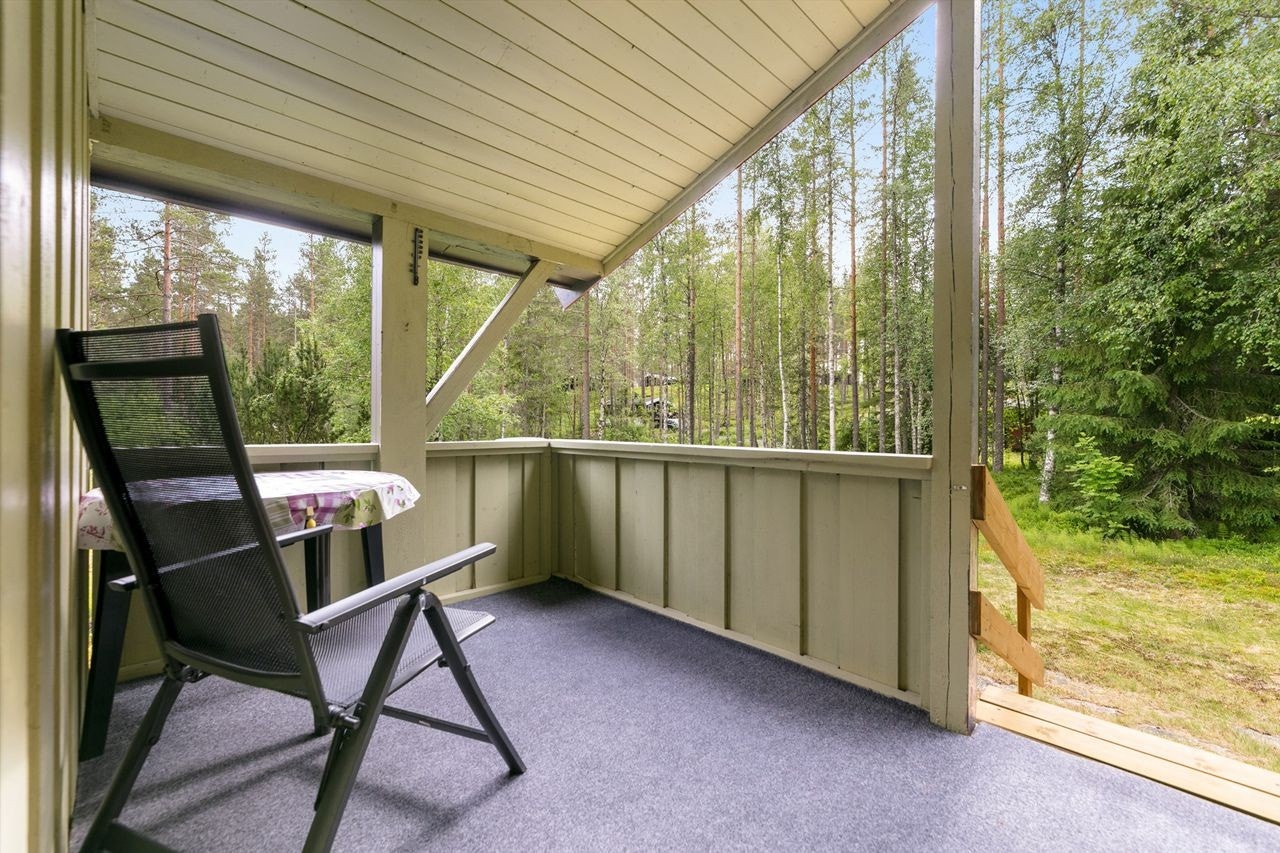 Koselig, overbygget terrasse/inngangsparti med ny trapp. Galleribilde