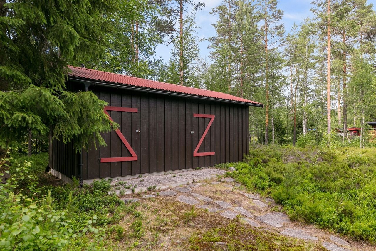 Uthus med bod og utedo. Galleribilde