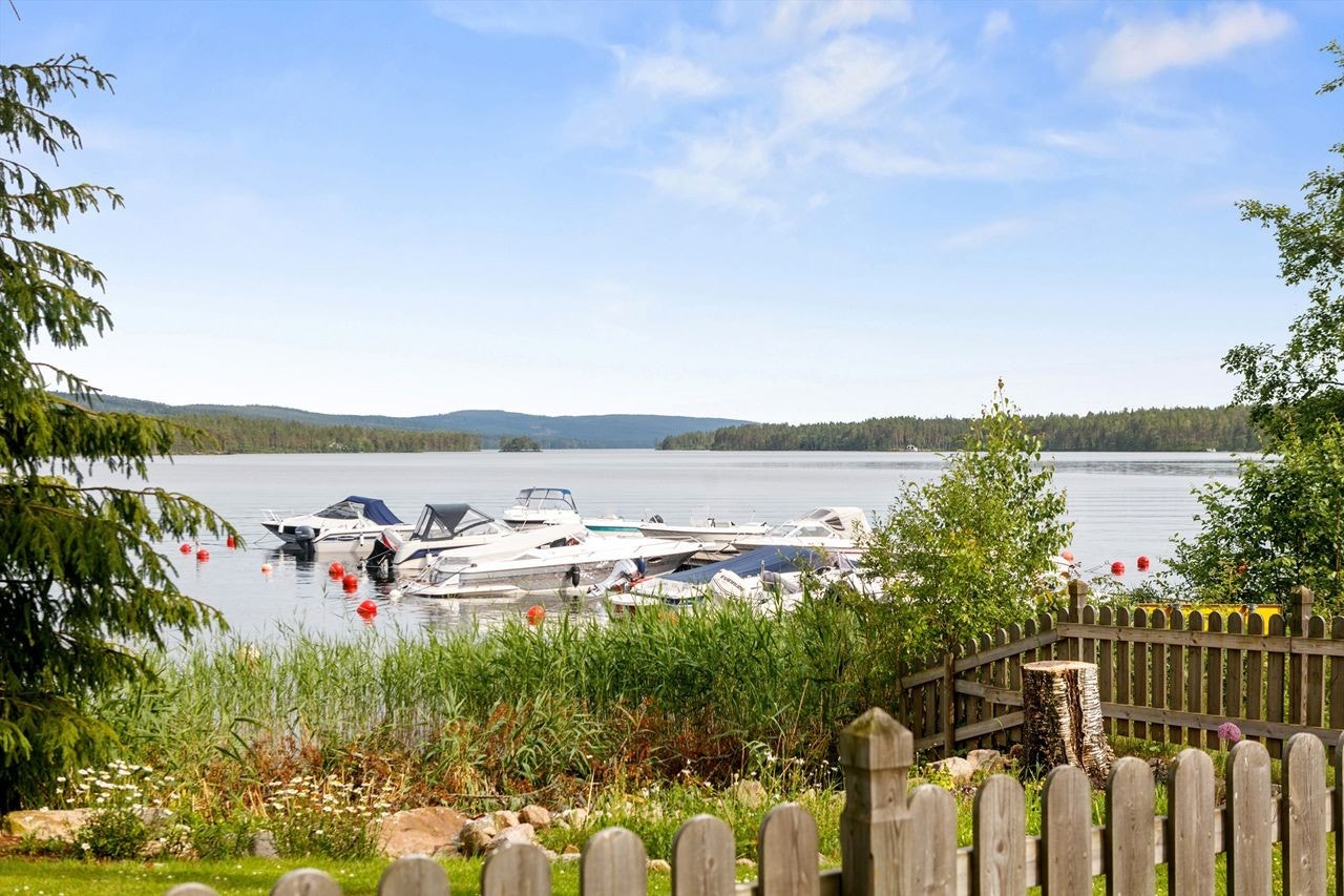 Hytta har båtplass ved vakre Skasen. Galleribilde