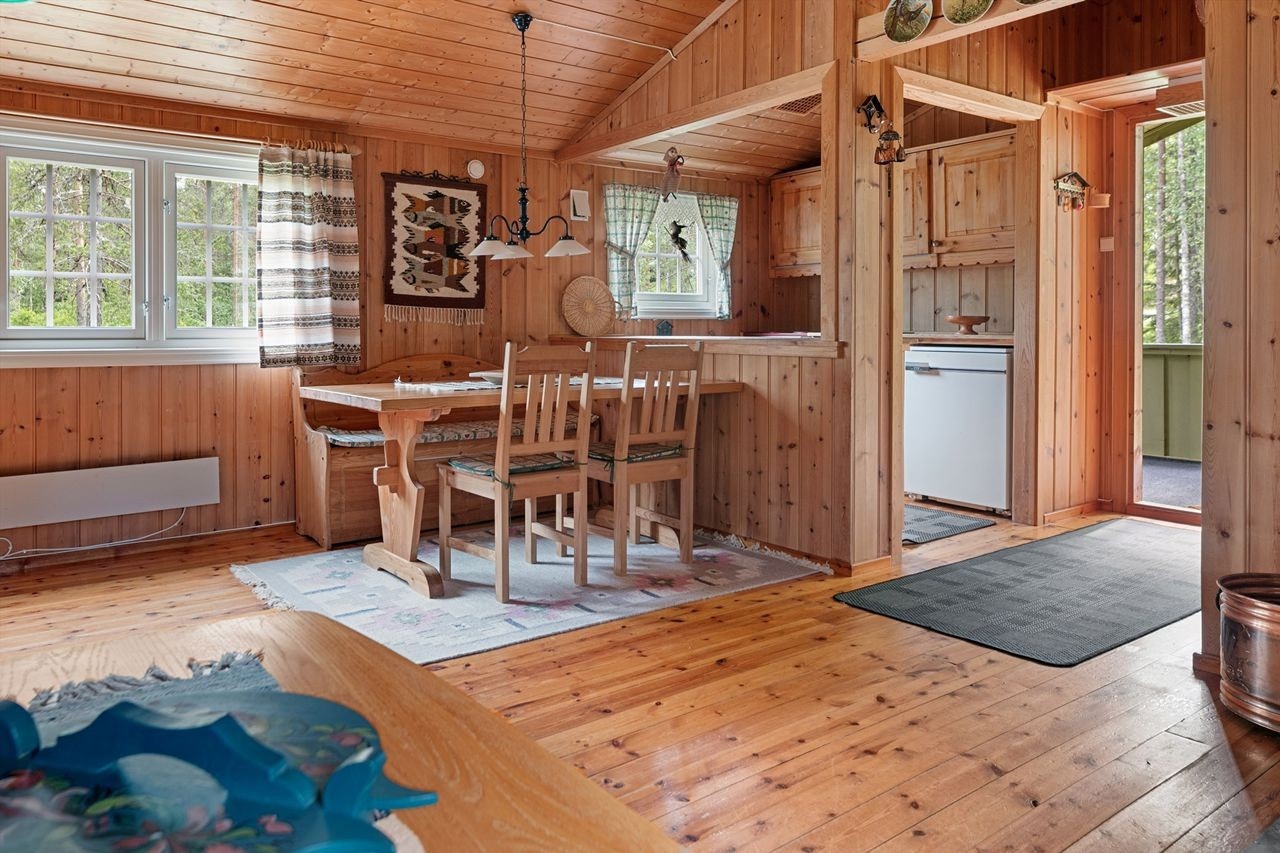 Åpen løsning, men kjøkkenkroken delvis avdelt med en halvvegg. Galleribilde