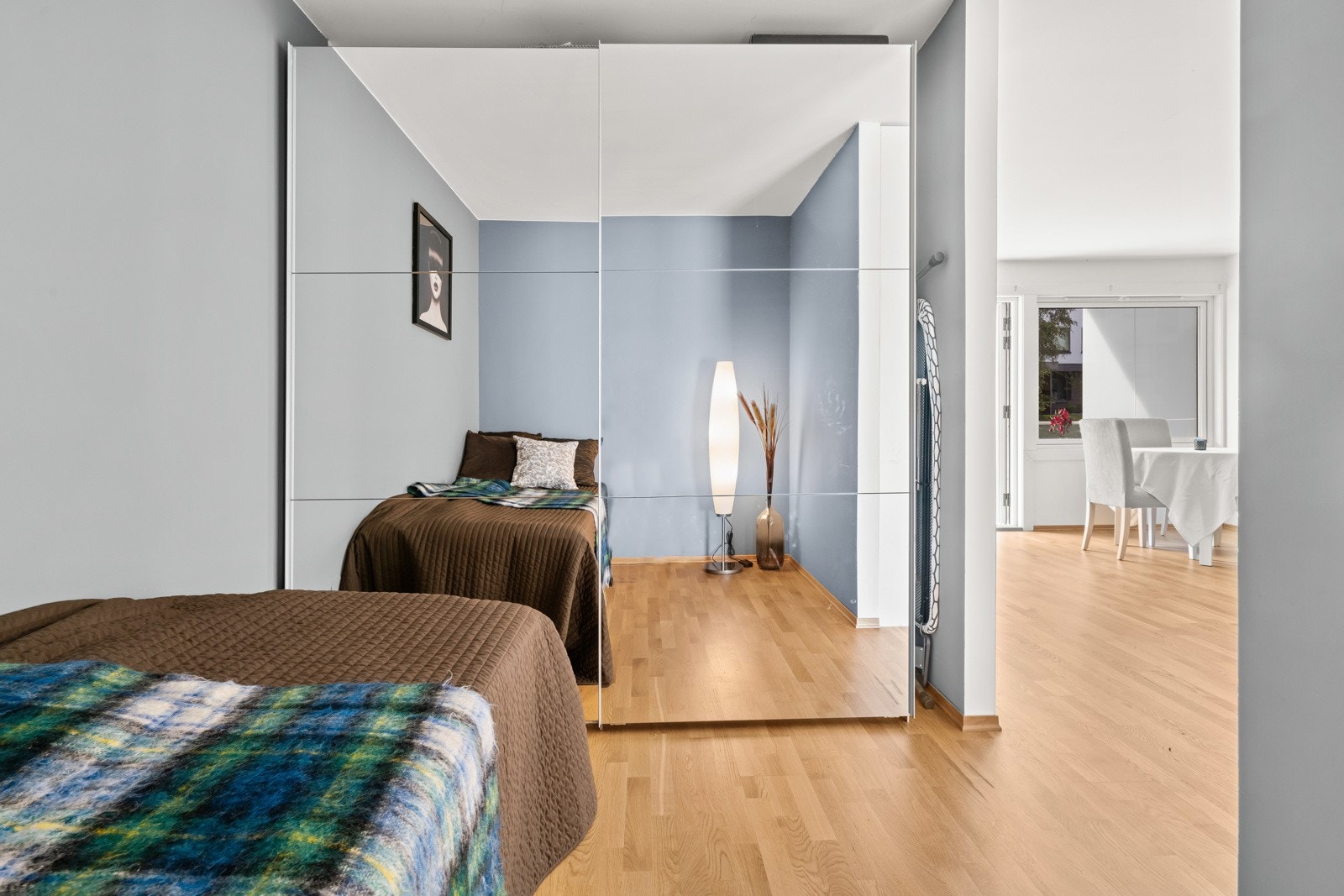 Stor skyvedørsgarderobe sikrer gode oppbevaringsmuligheter. Galleribilde