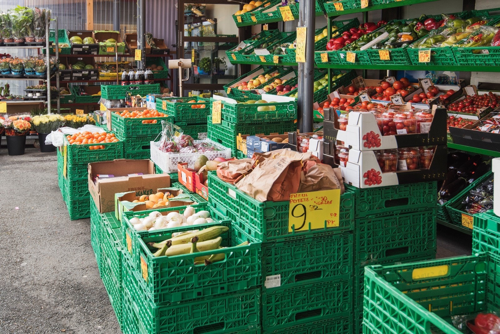 Områdebilde - Grønsakshandleren holder søndagsåpent og ligger som rett rundt hjørnet for leiligheten, i samme bygg. Galleribilde