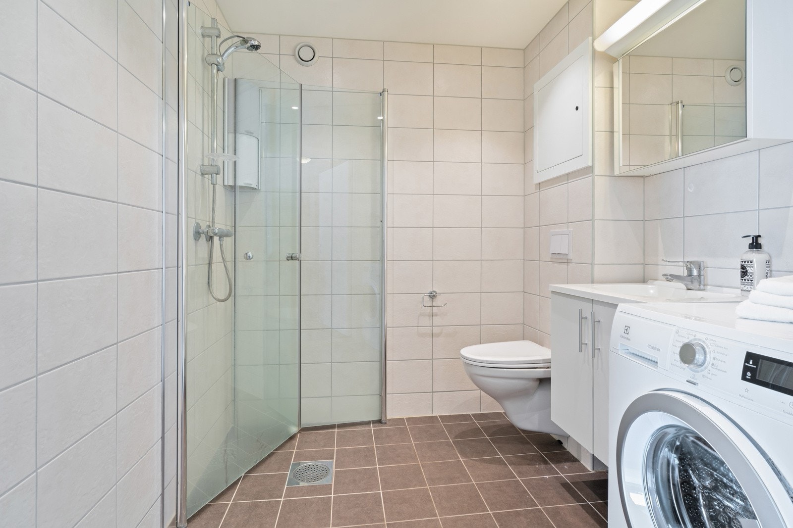 Lyst og pent flislagt baderom, rehabilitert i 2018 i regi av borettslaget. Galleribilde