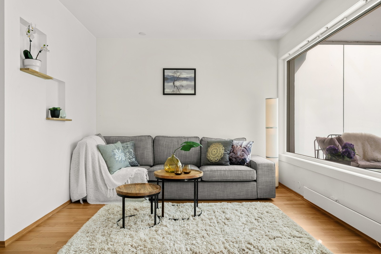 Pen 3-stavs eikeparkett og god takhøyde som gjør leiligheten luftig. Galleribilde