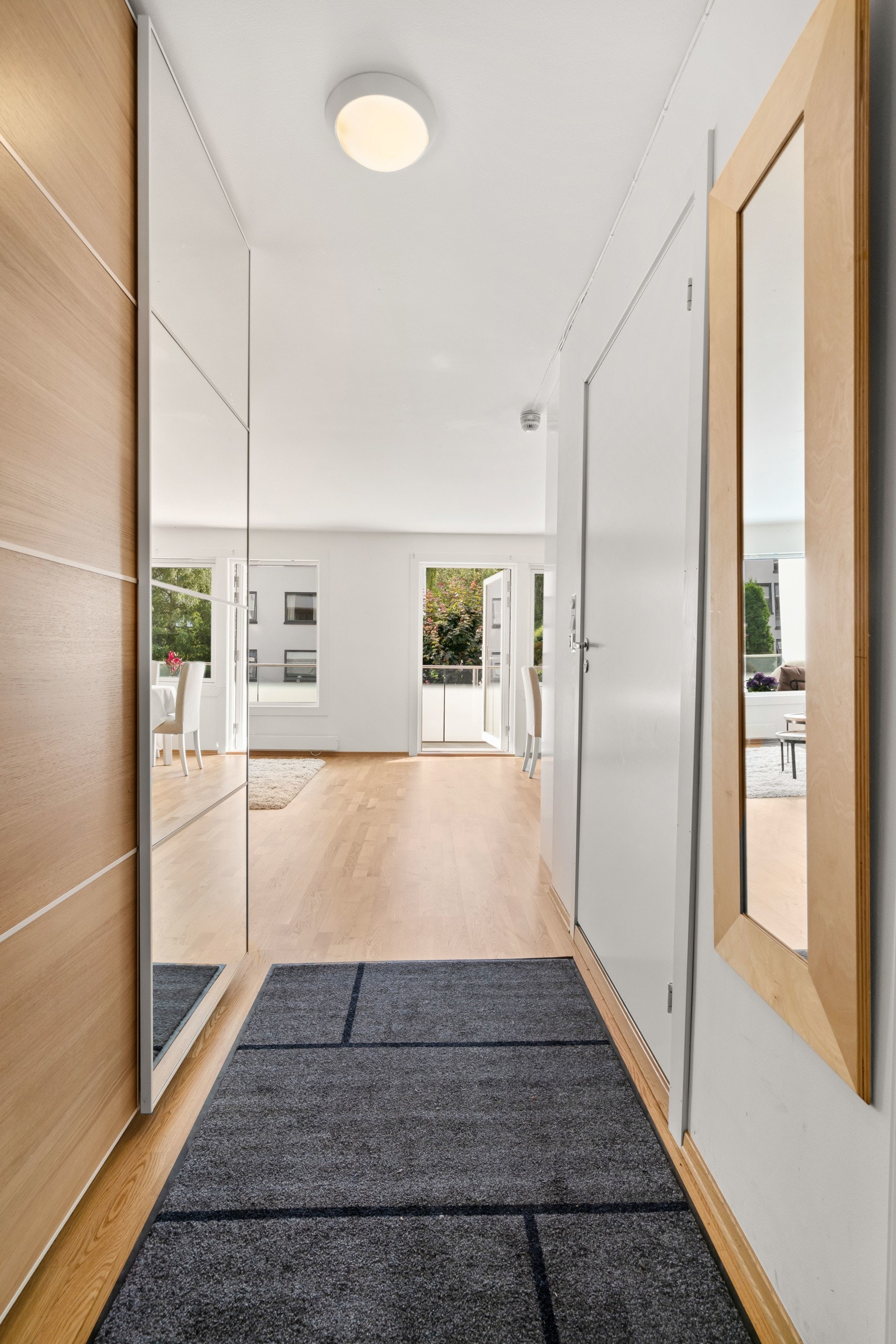 Innbydende entré med stor skyvedørsgarderobe for oppbevaring av yttertøy og diverse annet. Galleribilde