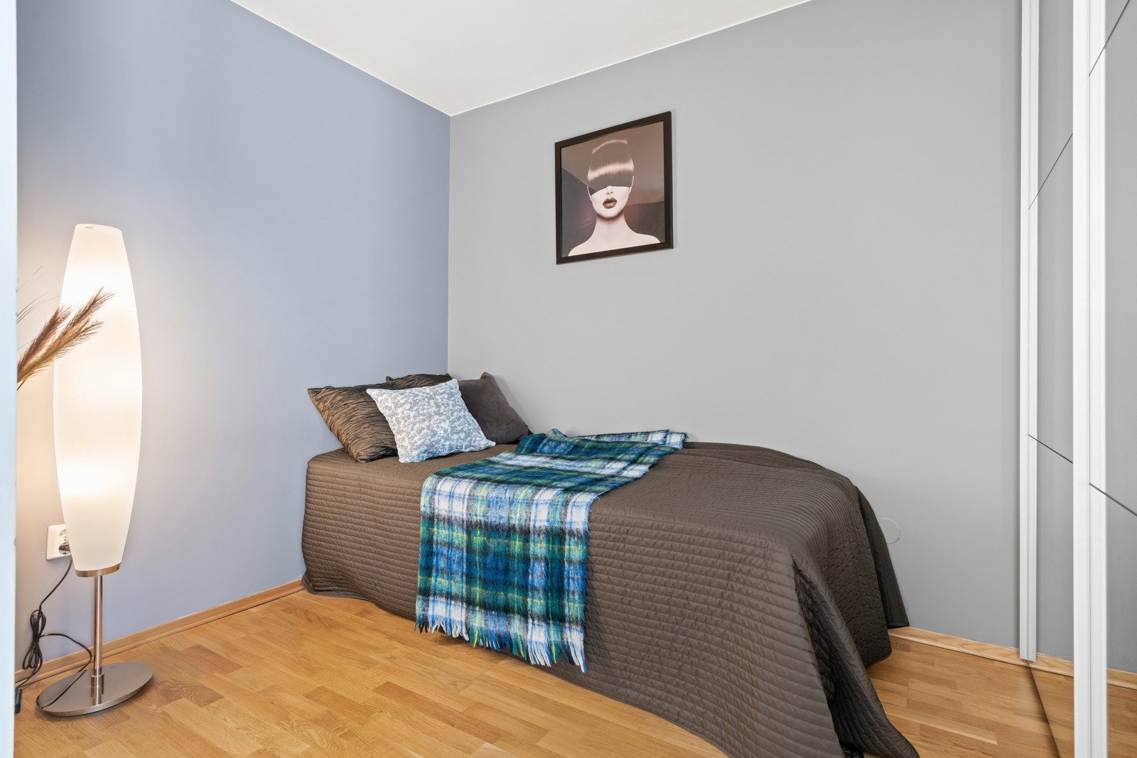 Sovealkoven med plass til dobbeltseng ble etablert i 2019. Denne har kun en lett nisjevegg som enkelt kan endres på om ønskelig. Galleribilde