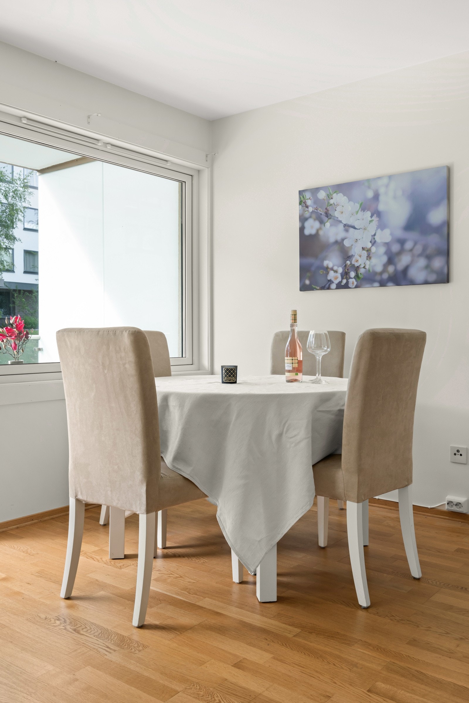 God plass til romslig spisebord på kjøkkenet. Galleribilde