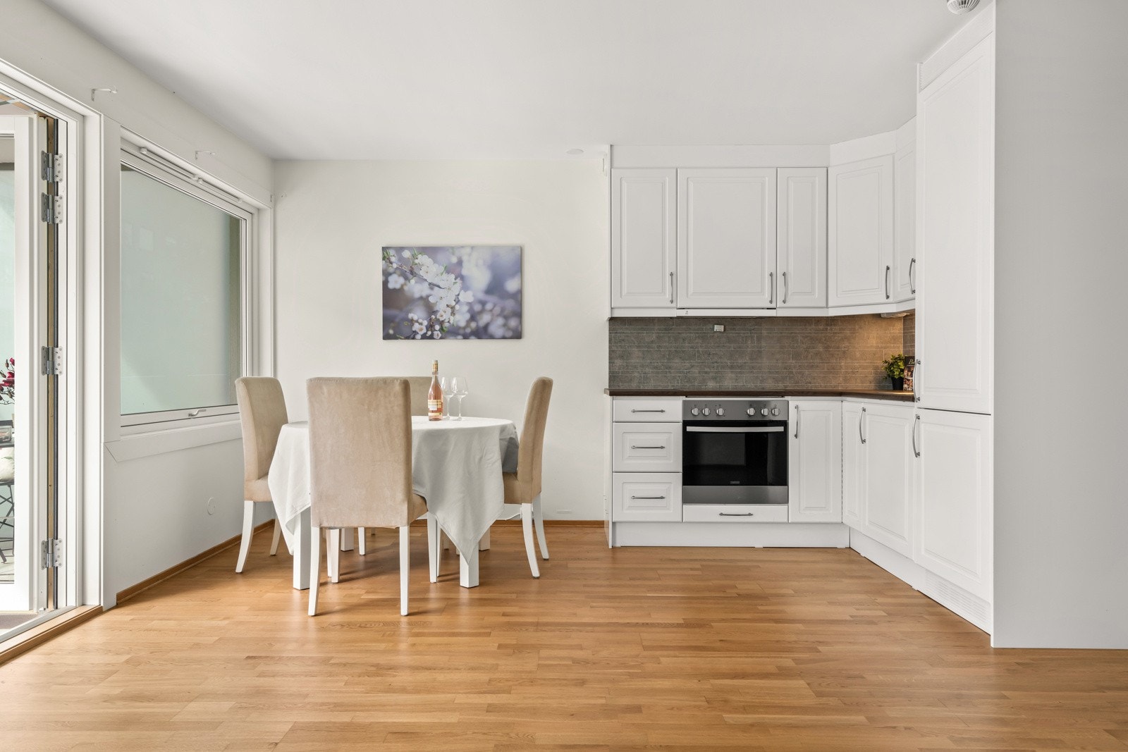 Pen kjøkkeninnredning fra 2015 med folierte profilerte fronter i hvit utførelse. Galleribilde