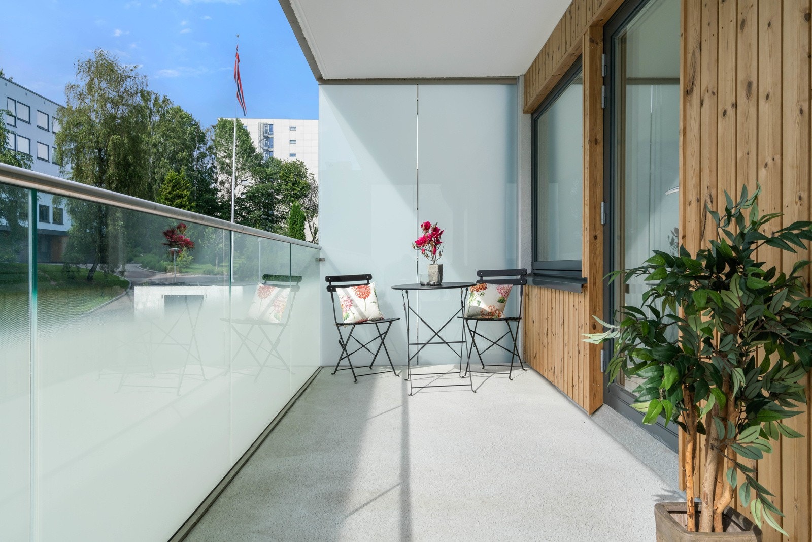 Balkongen er ny og totalrenovert i 2020. Denne rommer hele 11 kvm og det er lov med både gass og elektrisk grill. Galleribilde