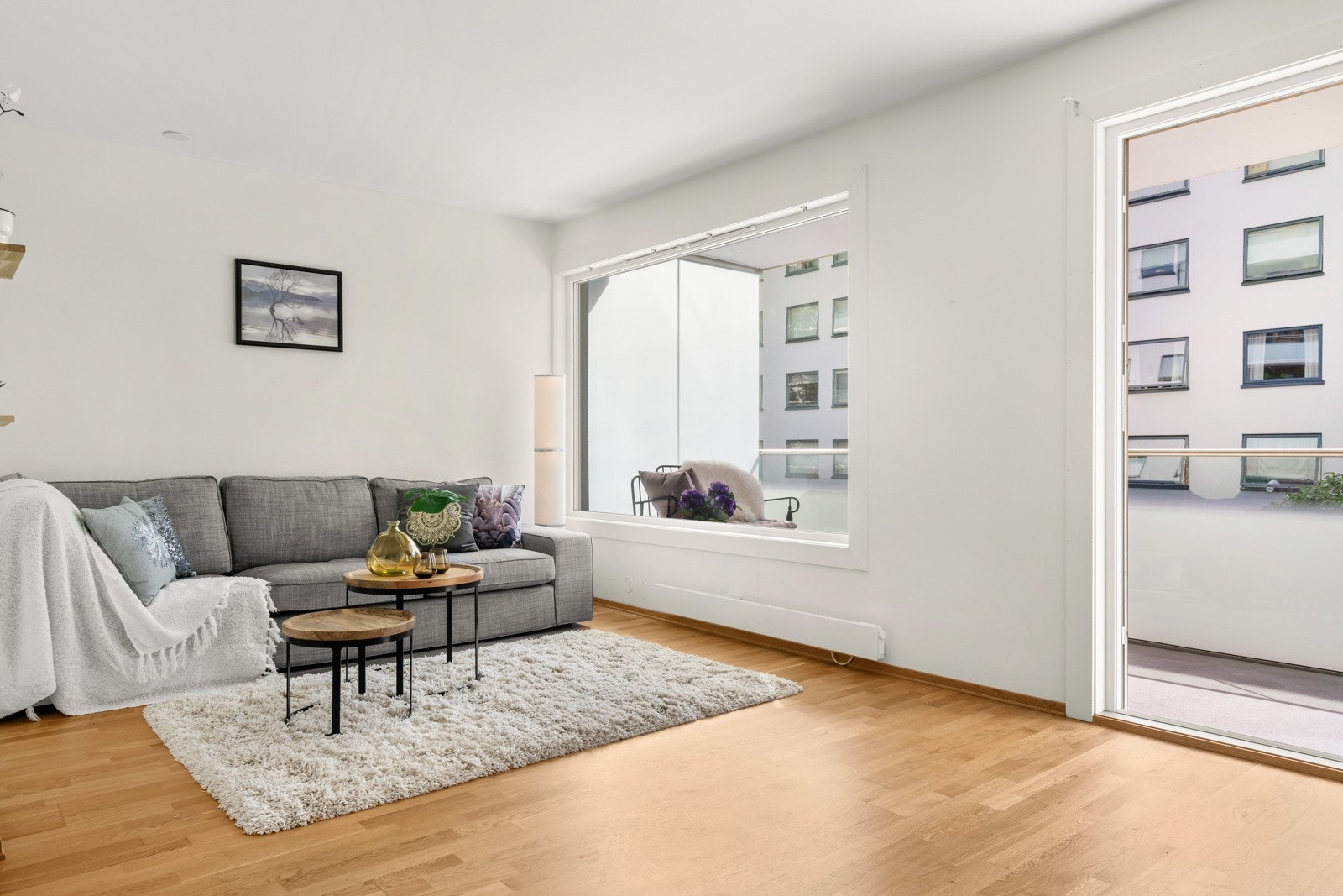 Rikelig med plass til stor sofa, sofabord og tilhørende mediemøblement i stuen. Galleribilde