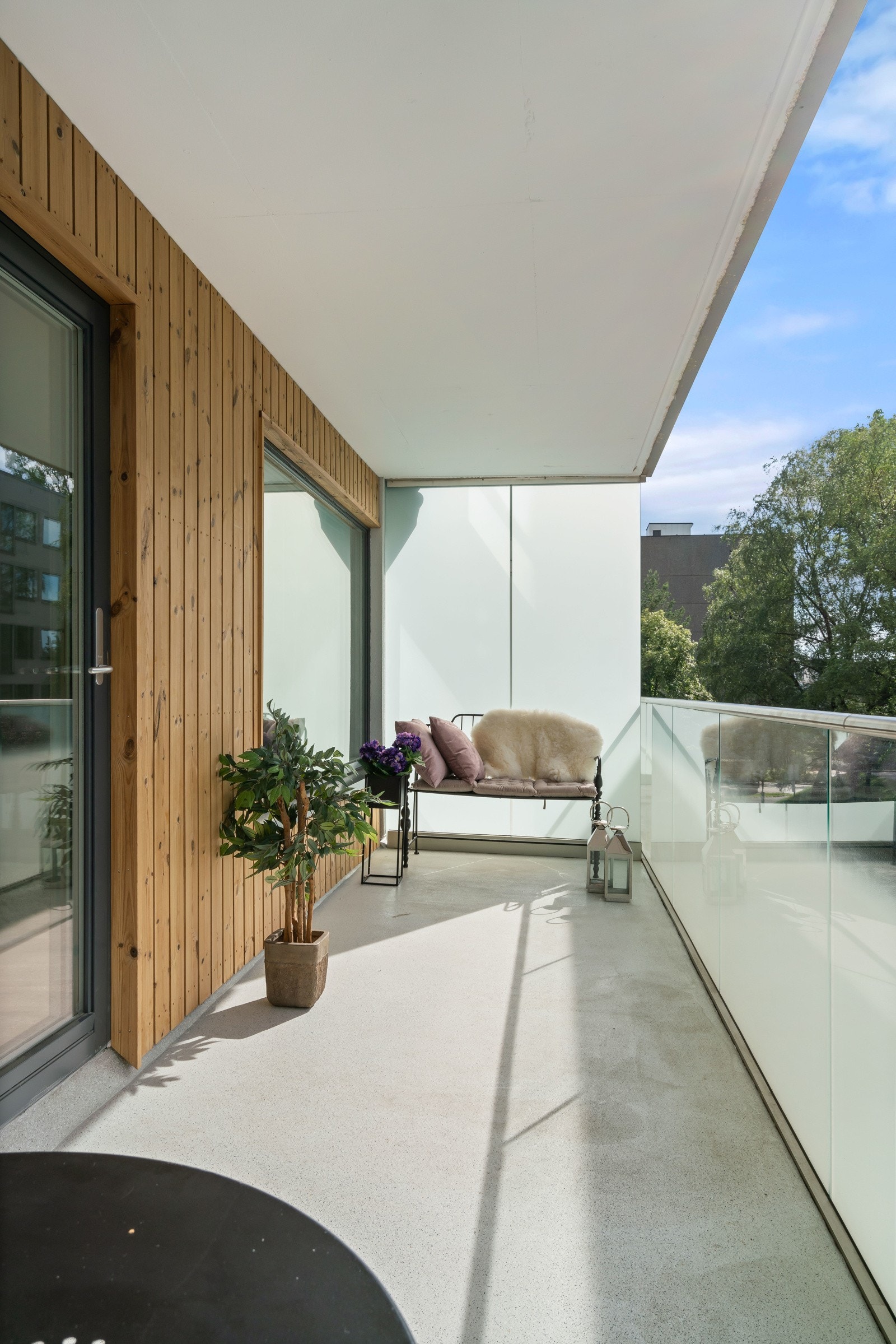 Balkongen vender mot vest som derfor gir svært gode solforhold fra tidlig ettermiddag, og helt frem til solnedgang. Galleribilde