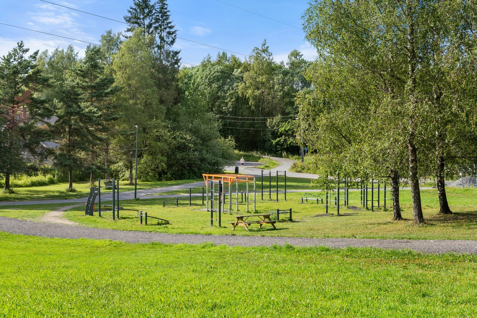 Områdebilde - Hovseterdalen har en ca. 2 km belyst asfaltert sykkel/gangsti som for mange er en ekstremt populær løype, både for løping, sykkel, rulleski, ski, aking m.m. Dalen tilbyr store åpne områder og i enden av dalen finner du også en ny Tuftepark. Galleribilde