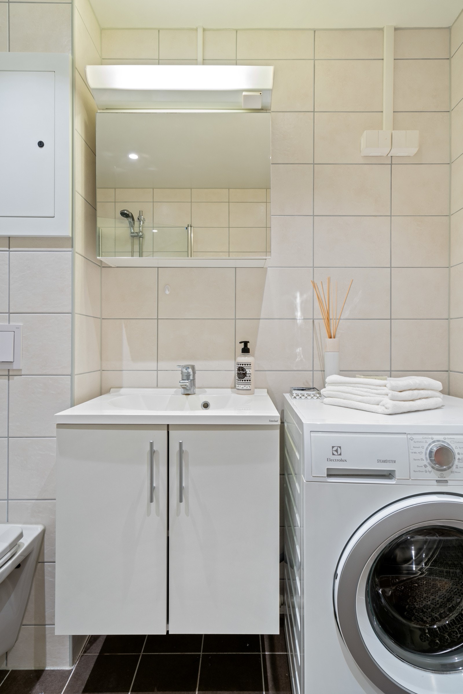 Opplegg for vaskemaskin og god plass til en av normal størrelse på 60cm. Flere stikkontakter gir i tillegg god plass til tørketrommel. Galleribilde