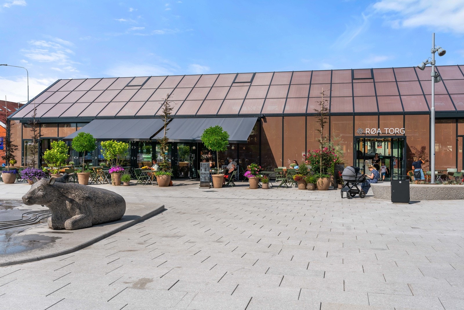 Områdebilde - Nye Røa Torg med boliger, forretninger og serveringssteder. Et naturlig samlingspunkt for beboere i området. Galleribilde