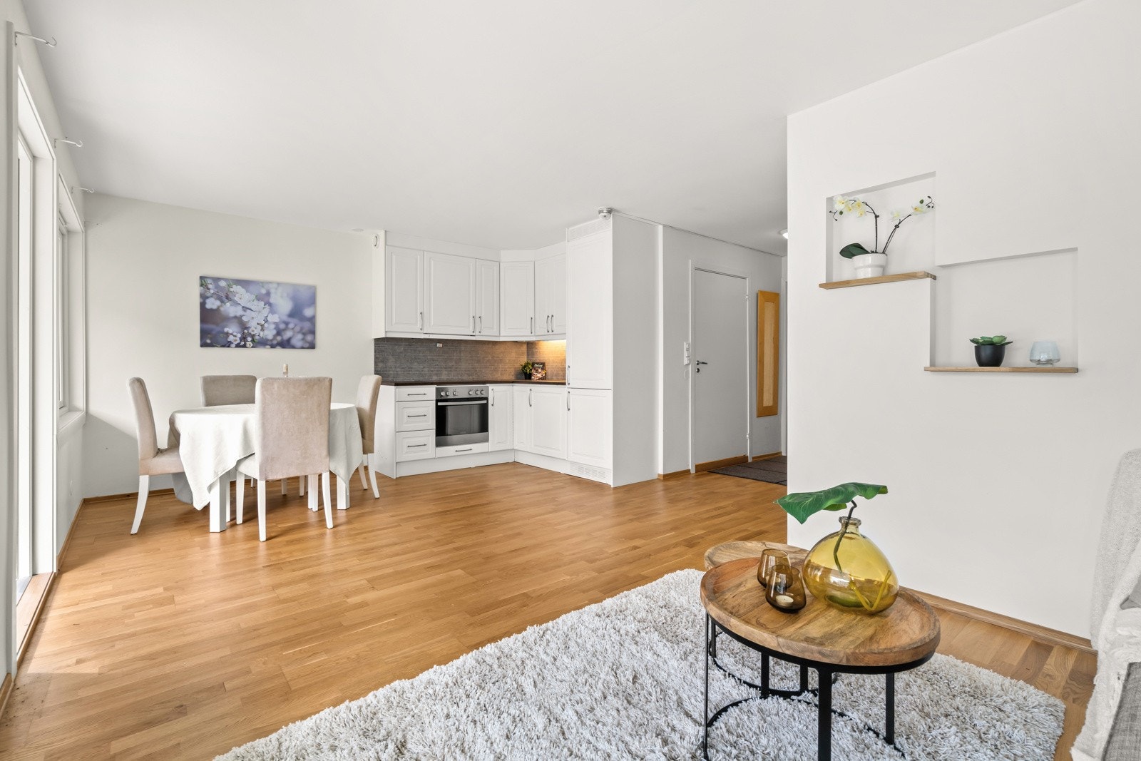 Åpen og praktisk løsning mellom kjøkken og stue. Galleribilde