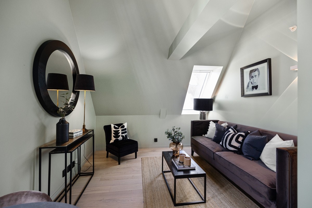 Stuen ligger på leilighetens nedre plan, og er malt i en lekker og moderne farge. Galleribilde