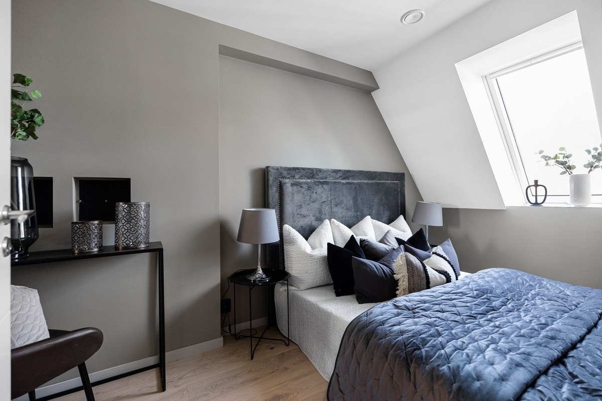 Leiligheten har et innbydende soverom med god plass til dobbeltseng. Galleribilde