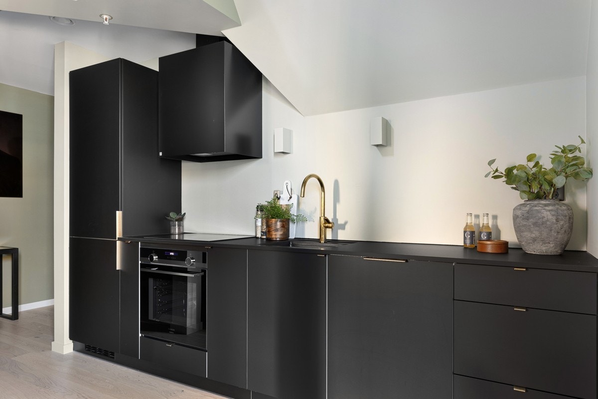 Over induksjonstoppen er det Røroshette ventilatorvifte med hette. Galleribilde