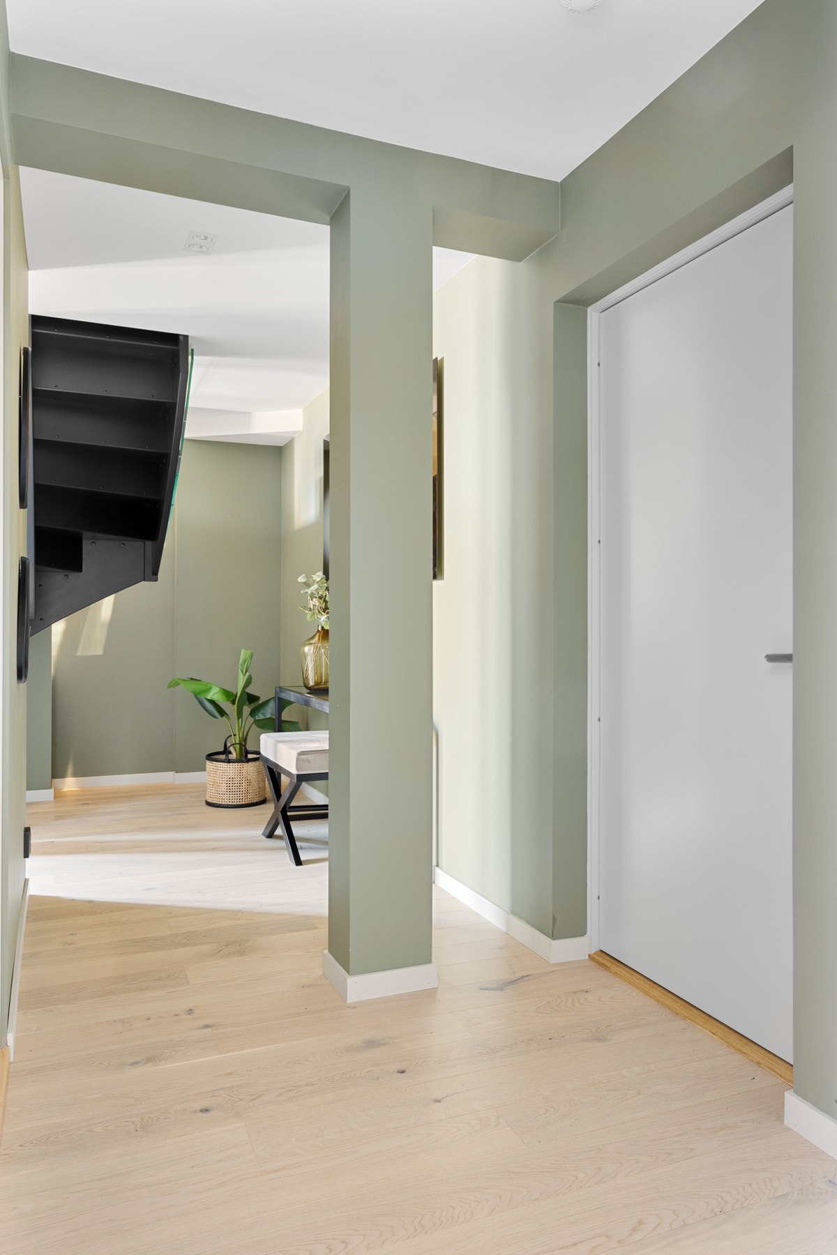 I entreen er det dørcalling og under trappen er det plass til garderobeløsning. Galleribilde