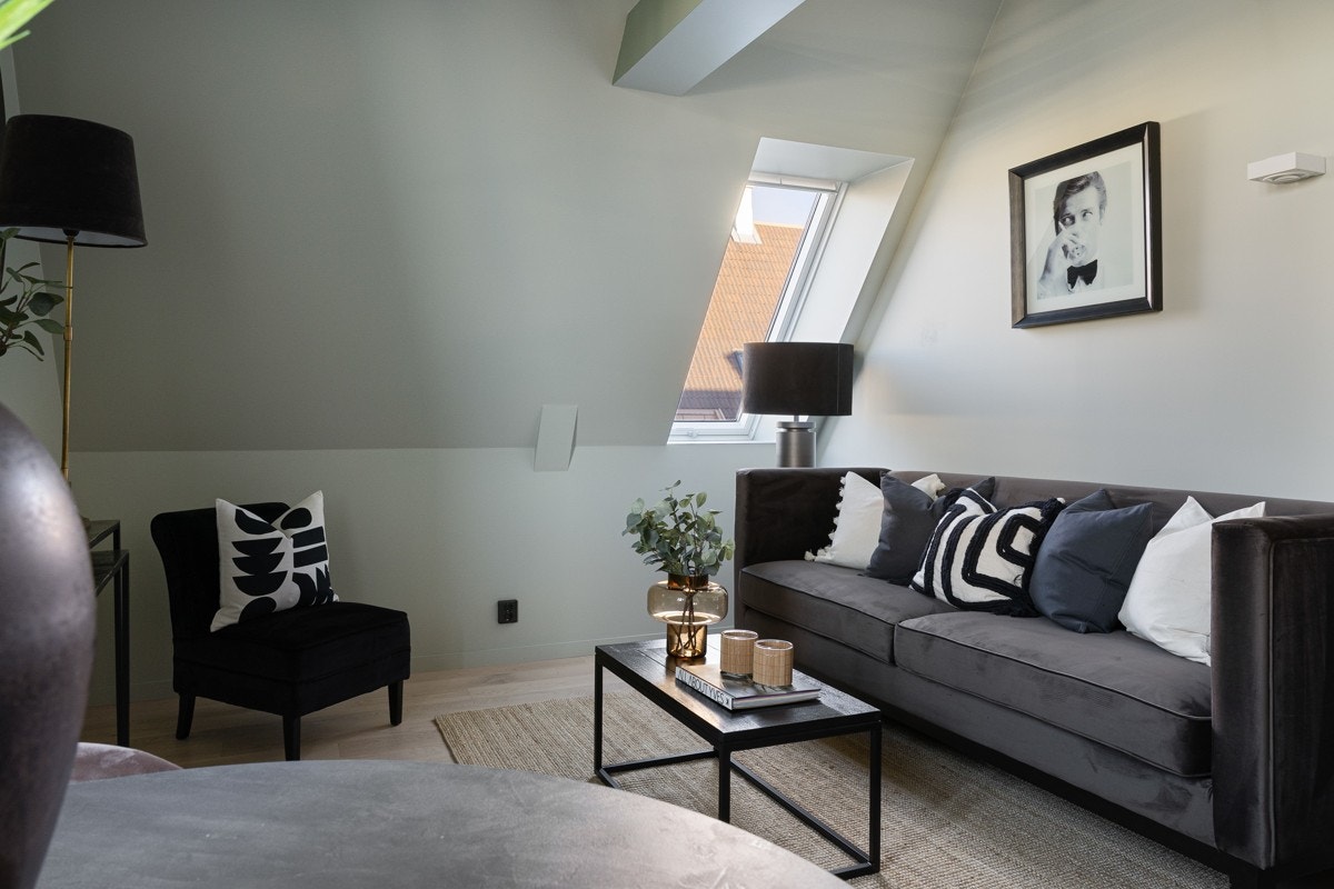 Vinduer på vegg og i skråhimling gir godt innslipp av naturlig lys. Galleribilde