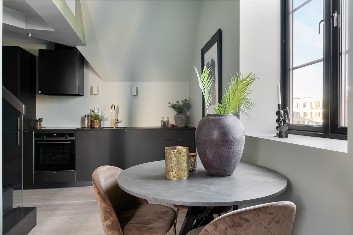 Kjøkkenet ligger delvis åpent, men tilbaketrukket fra stuen. Galleribilde