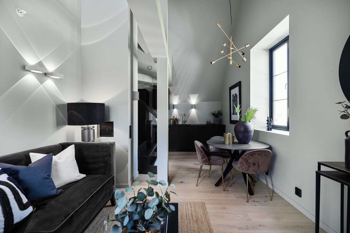 Det er plass til sofa og TV-løsning, samt. spisebord i hjørnet. Galleribilde