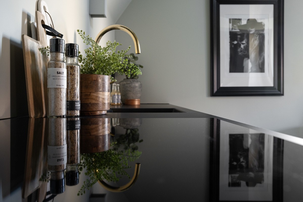 Det er integrerte hvitevarer fra Siemens som bl.a. induksjonstopp, stekeovn, oppvaskmaskin og kjøl/frys. Galleribilde