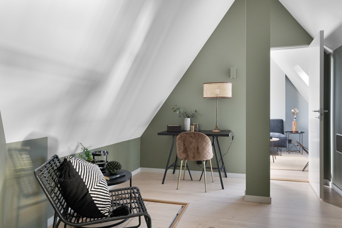 På mesaninen er det enstavs eikeparkett på gulv, og malte vegger i moderne farger. Galleribilde