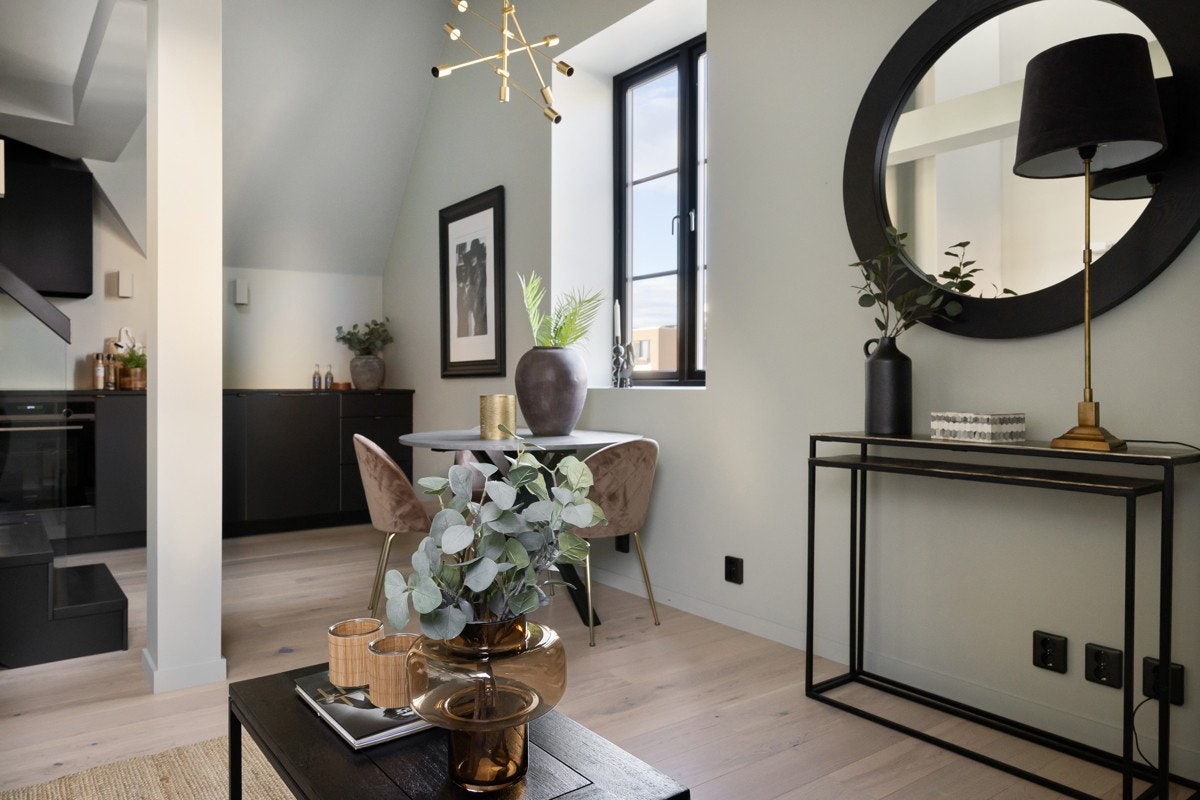 Rommet har innfelt LED-belysning og lekker, enstavs eikeparkett. Galleribilde