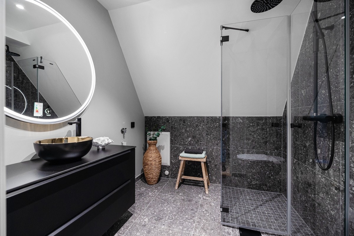 Baderommet er nytt og fremstår svært moderne, med LED-downlights i himling og store, delikate fliser. Galleribilde