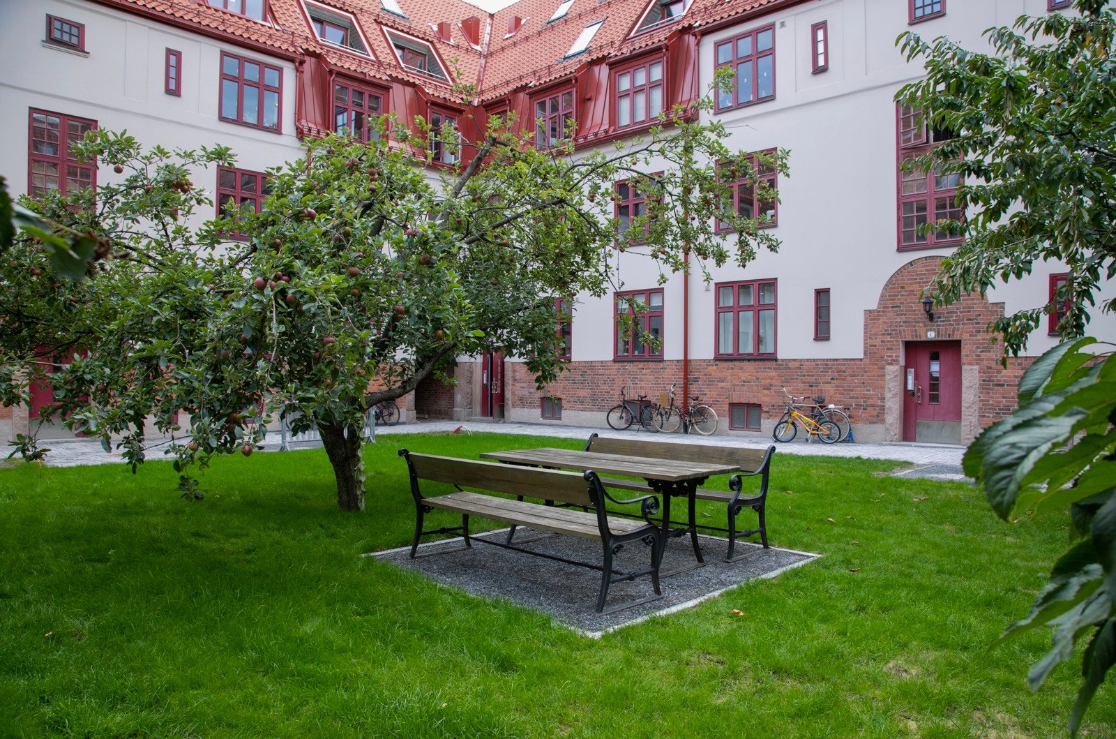 Området har god offentlig transport, og det er ca. 15 minutters gange til Nydalen, med bl.a Handelshøyskolen BI. Galleribilde